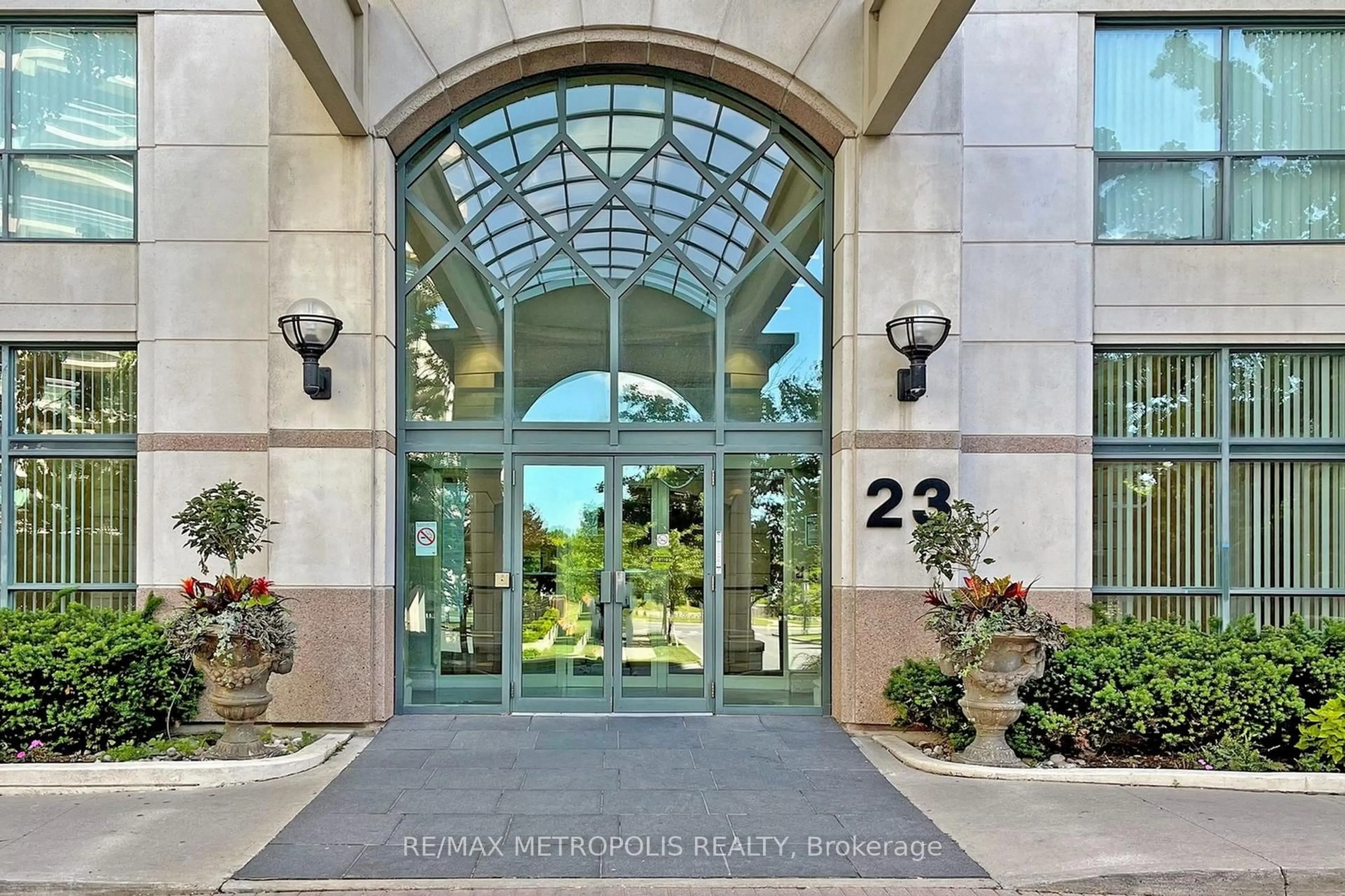 Indoor foyer for 23 Lorraine Dr #1906, Toronto Ontario M2N 6Z6