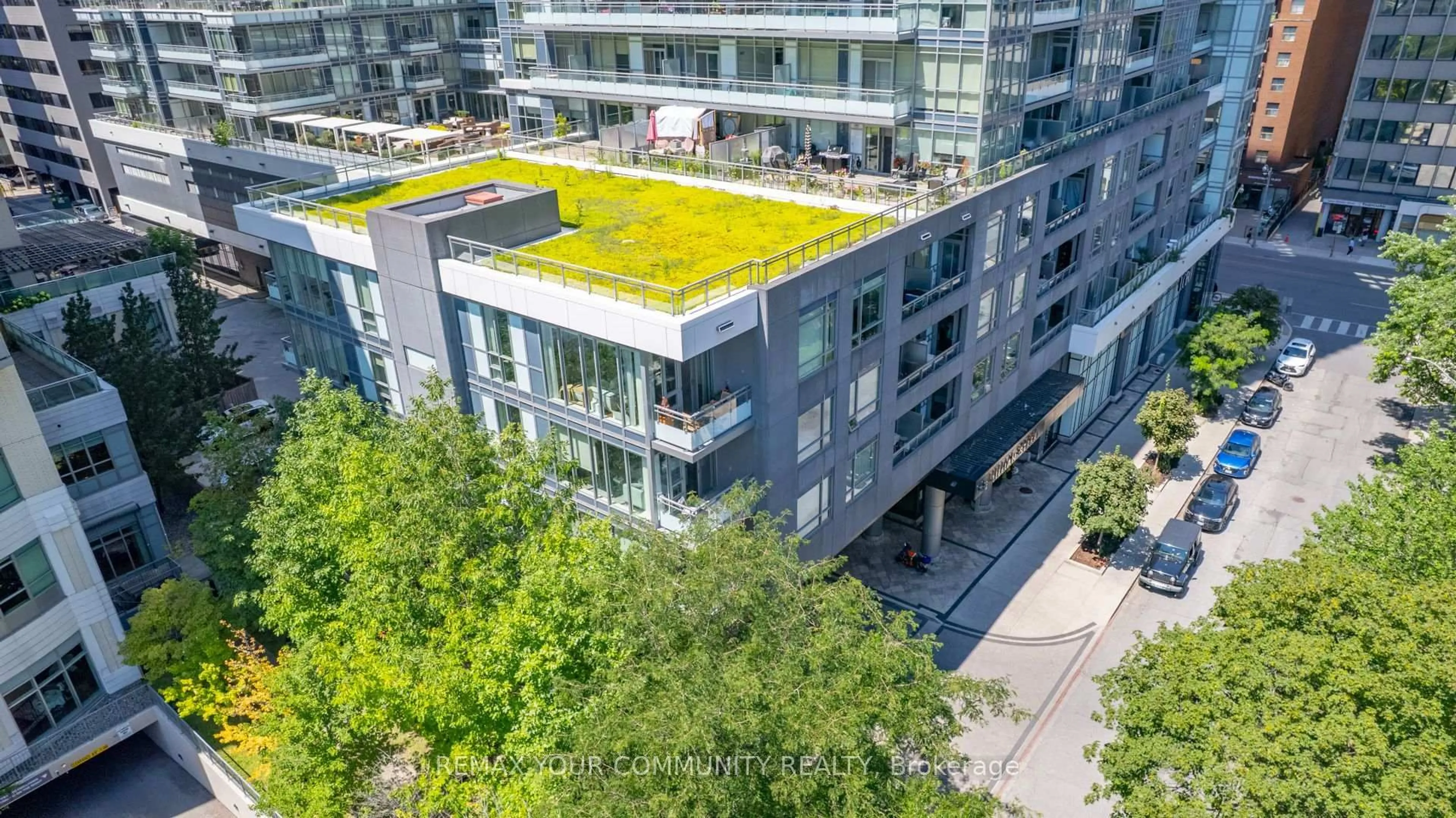 A pic from outside/outdoor area/front of a property/back of a property/a pic from drone, city buildings view from balcony for 98 Lillian St #312, Toronto Ontario M4S 0A5