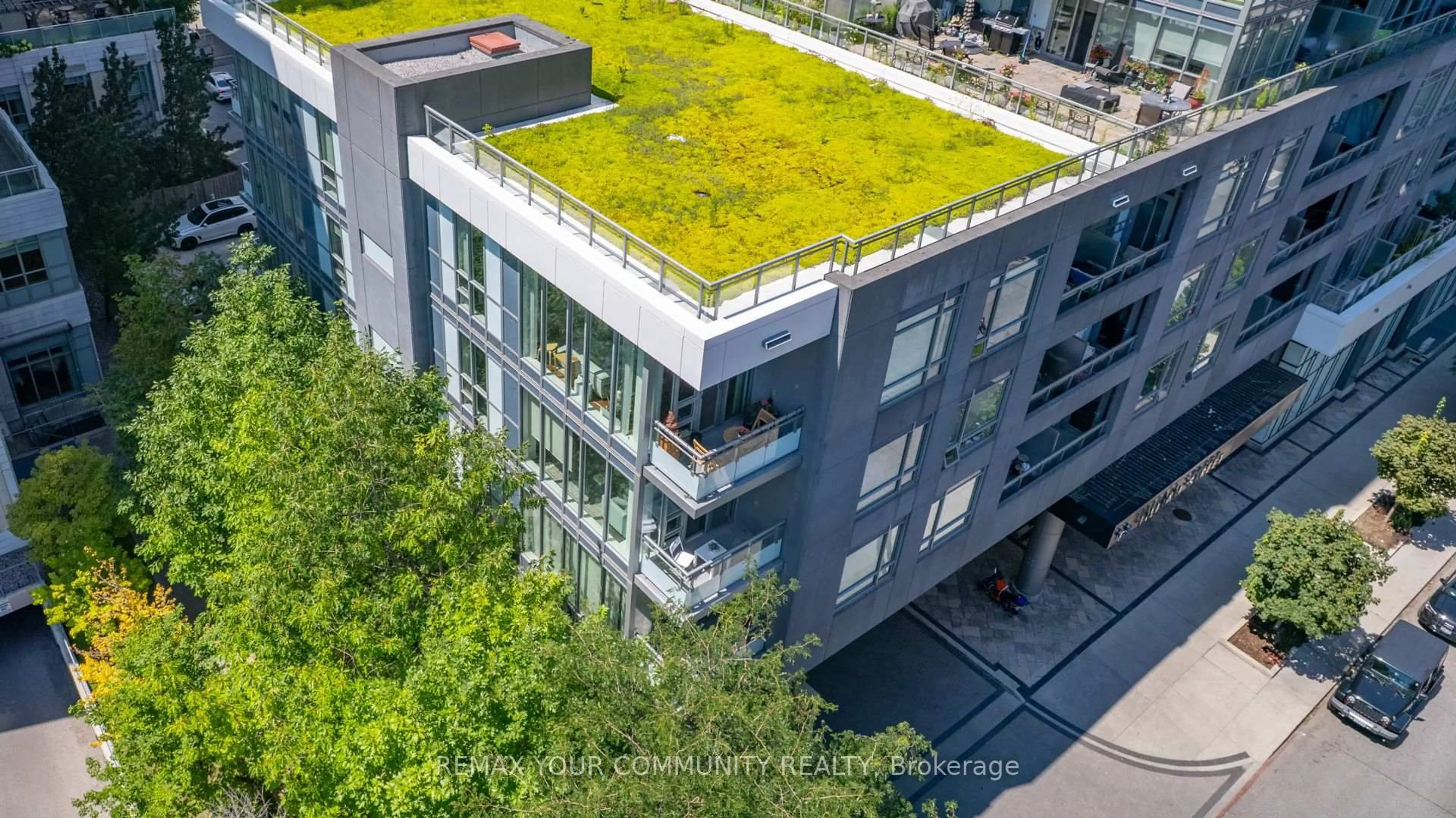 A pic from outside/outdoor area/front of a property/back of a property/a pic from drone, city buildings view from balcony for 98 Lillian St #312, Toronto Ontario M4S 0A5
