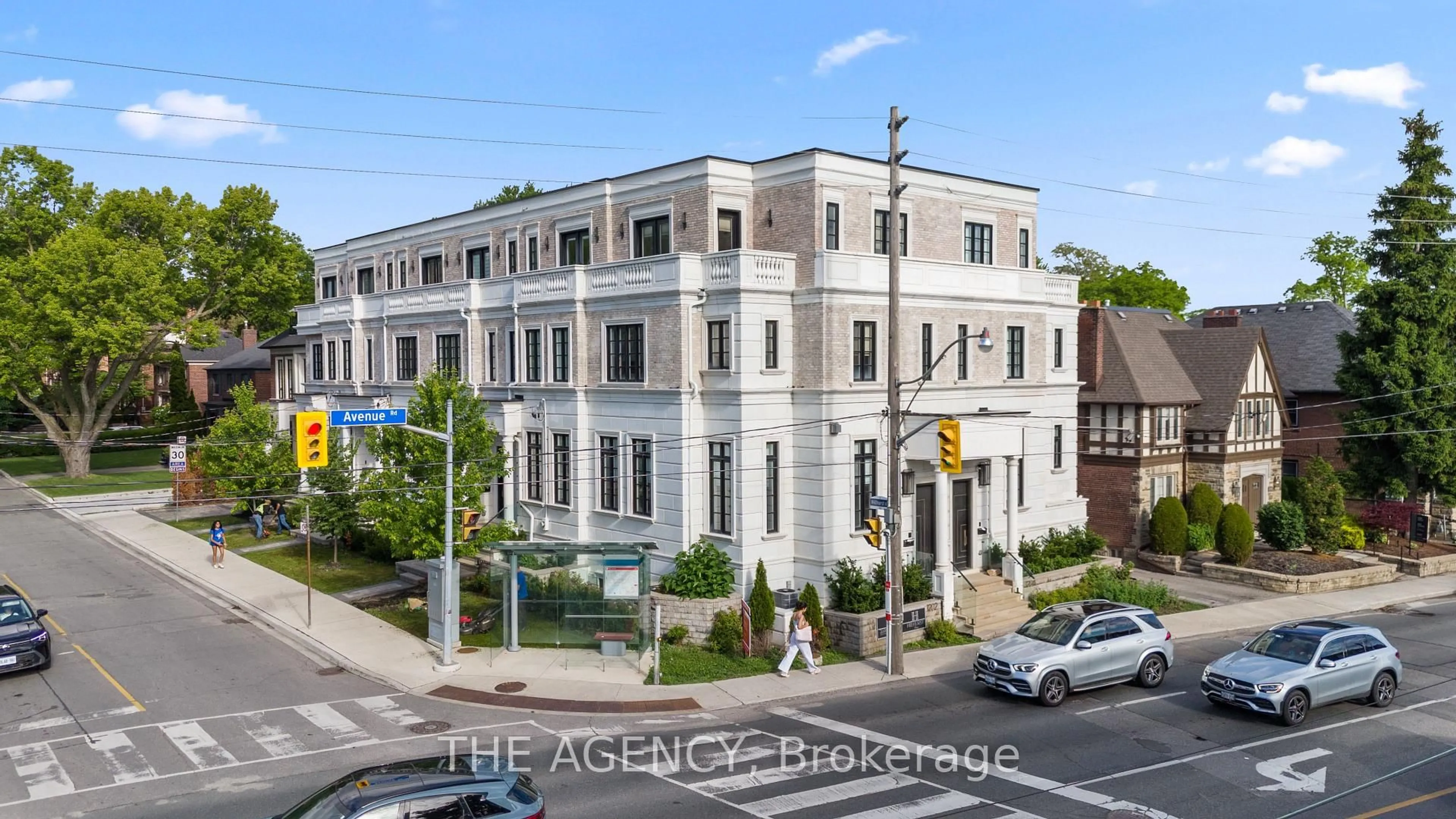 A pic from outside/outdoor area/front of a property/back of a property/a pic from drone, building for 30 Hillhurst Blvd, Toronto Ontario M5N 1N6
