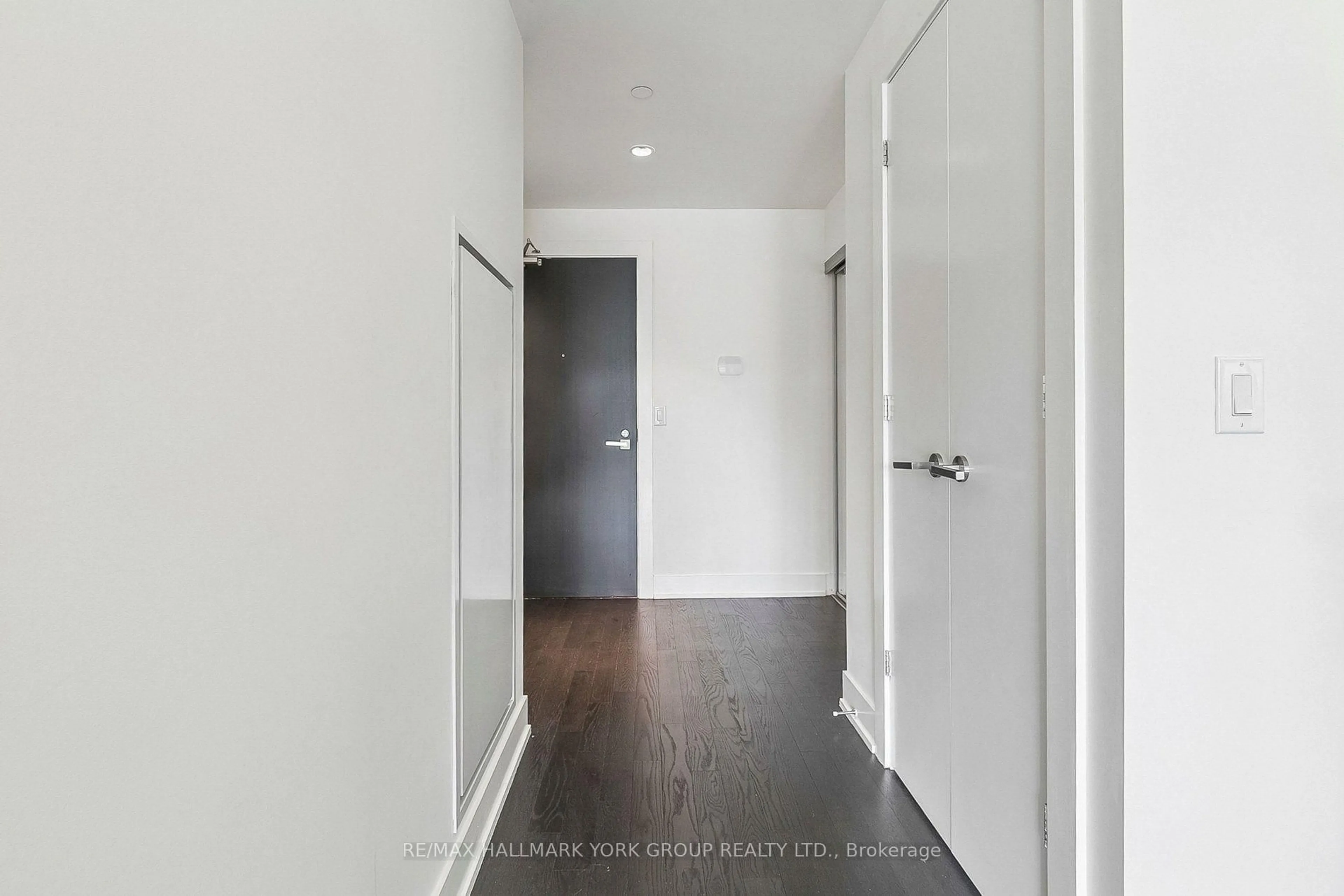 Indoor entryway for 3018 Yonge St #606, Toronto Ontario M4N 2K4