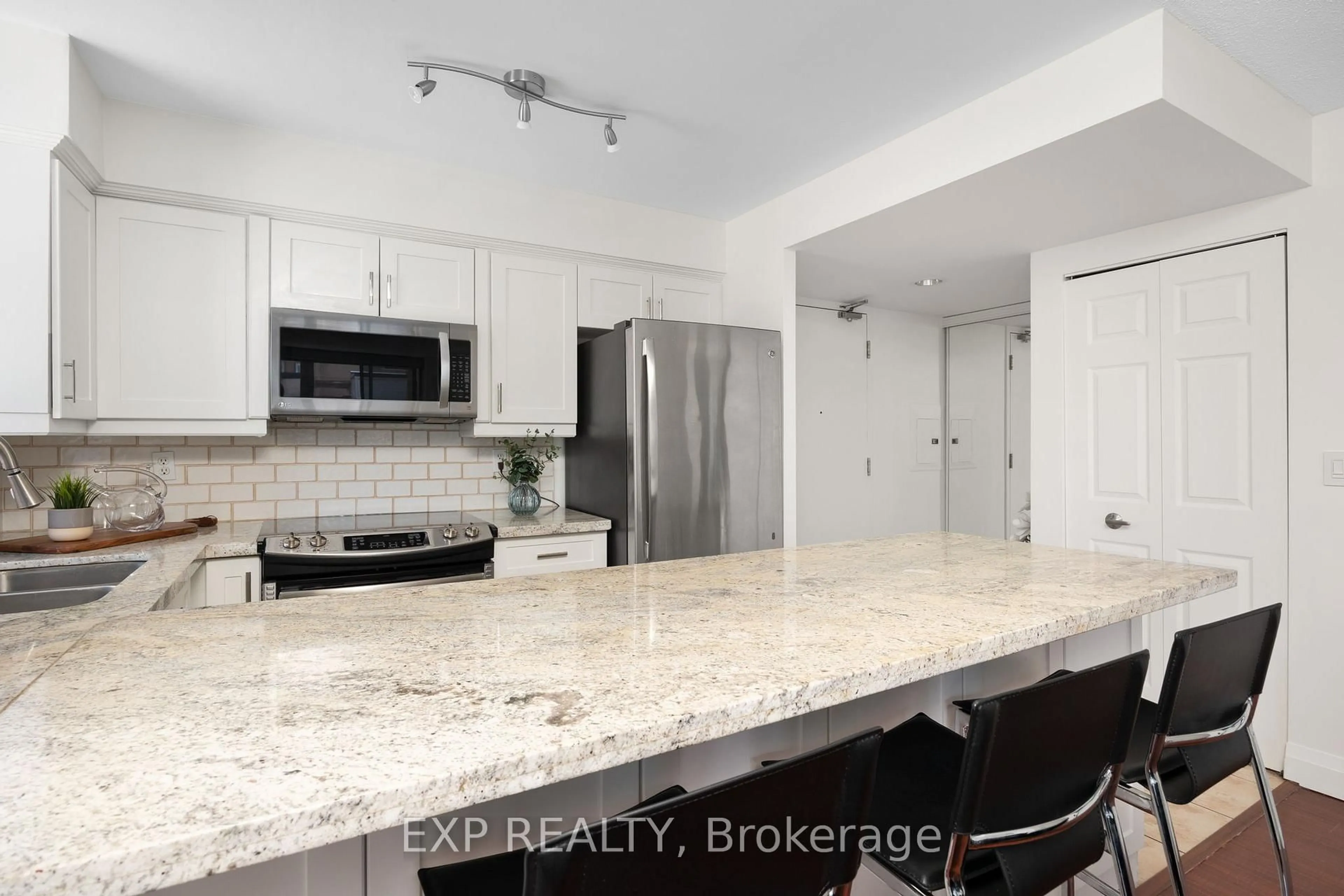 Open concept kitchen, ceramic/tile floor for 311 Richmond St #802, Toronto Ontario M5A 4S8