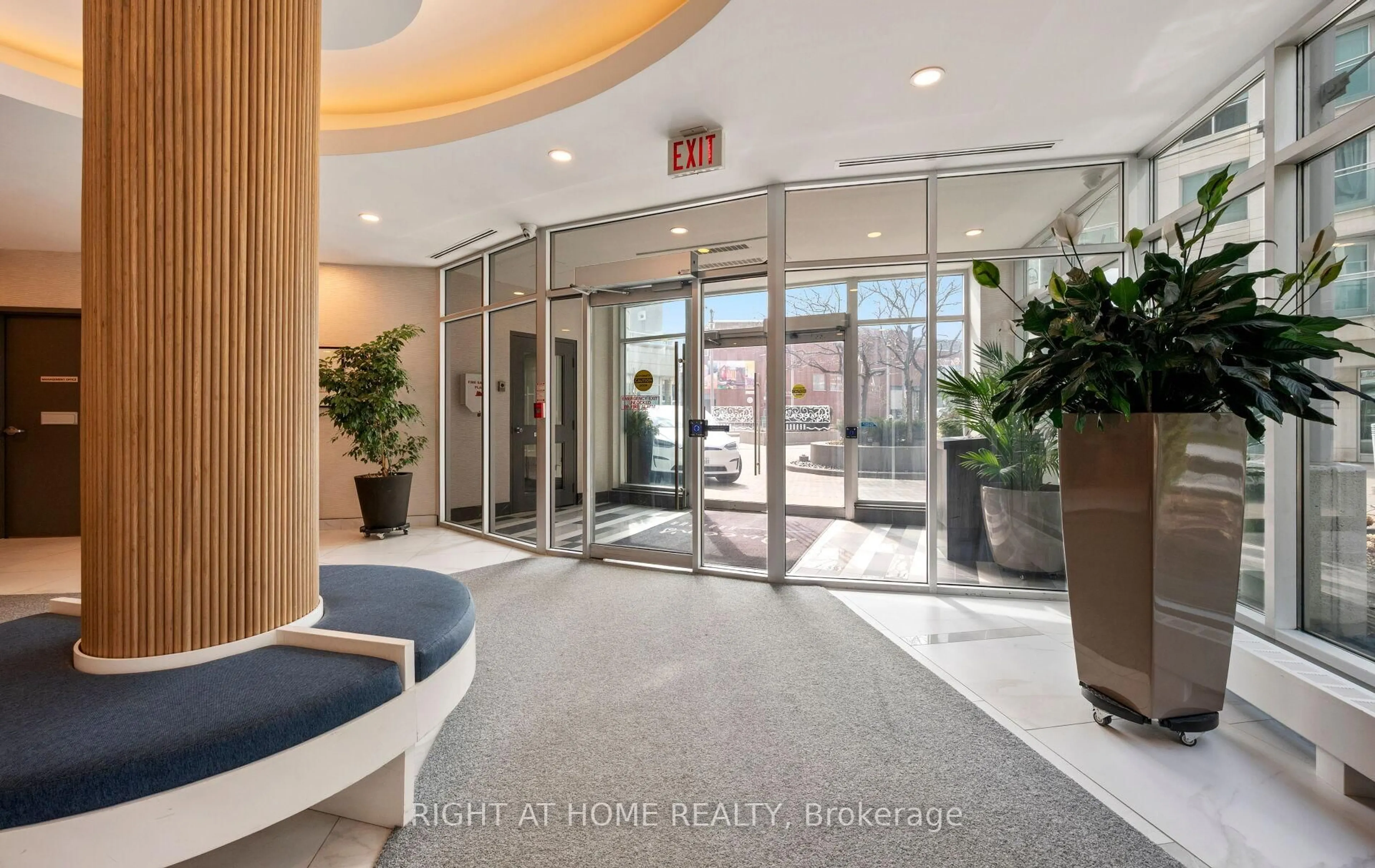 Indoor foyer for 600 Queens Quay #219, Toronto Ontario M5V 3M3