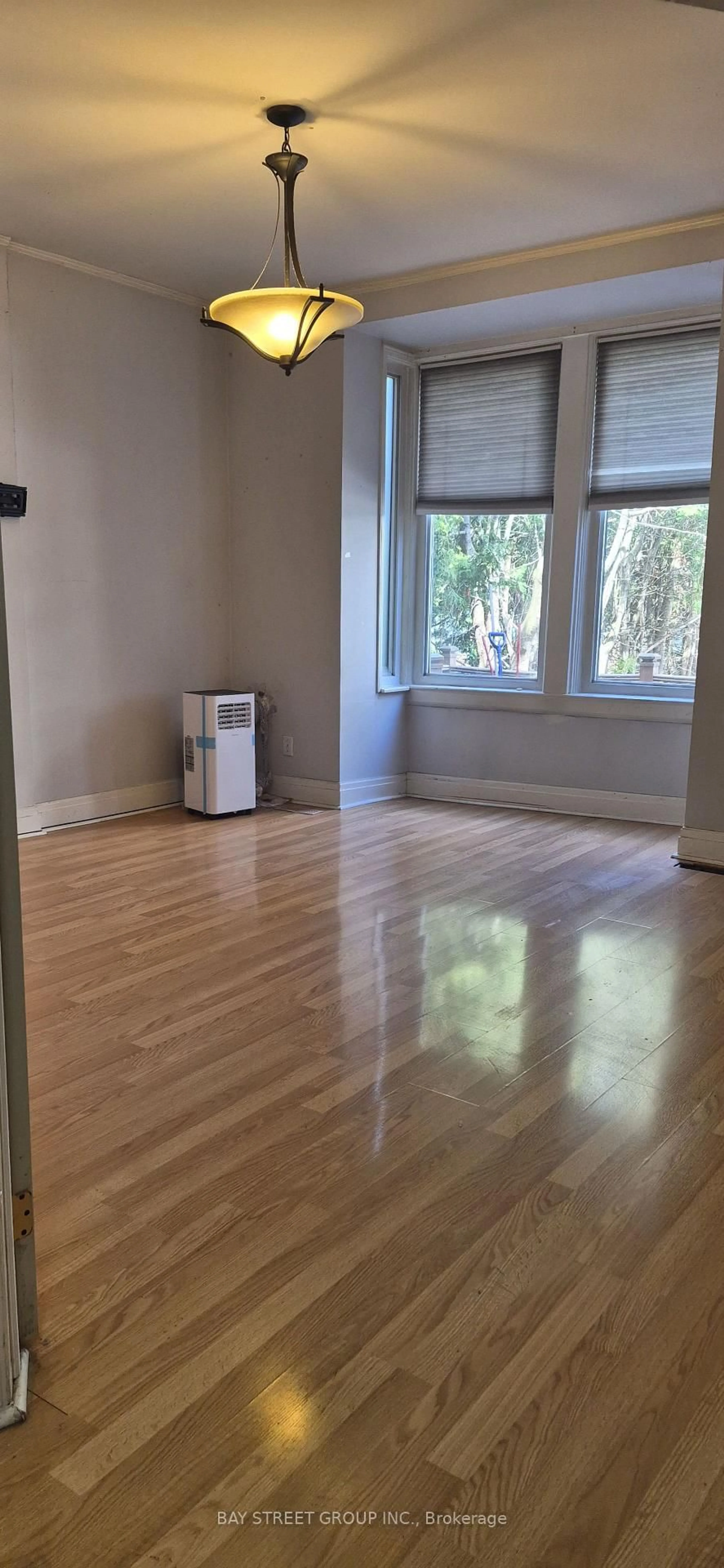 A pic of a room for 6 Ferndale Ave, Toronto Ontario M4T 2B3