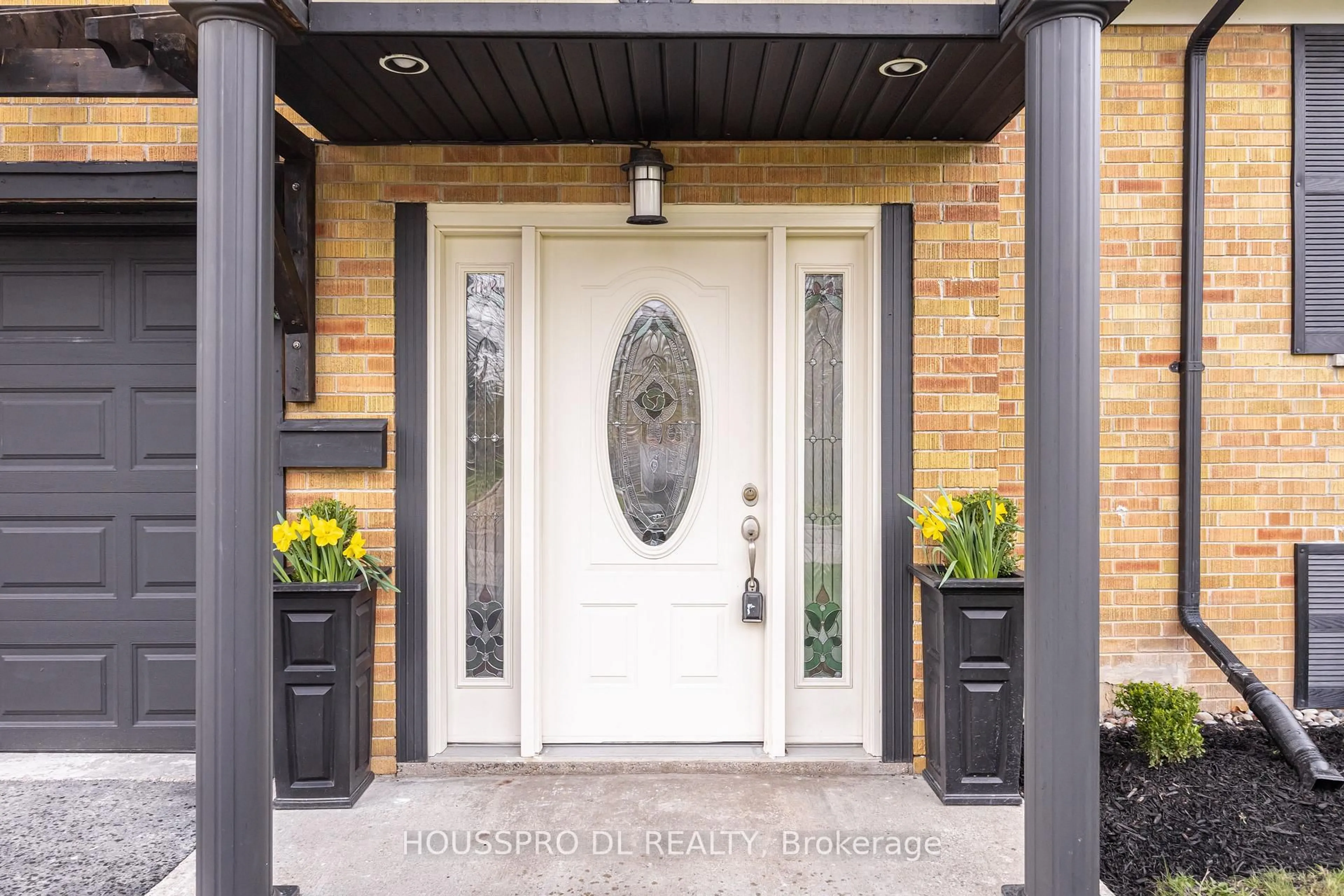 Indoor entryway for 49 Bowerbank Dr, Toronto Ontario M2M 1Z9