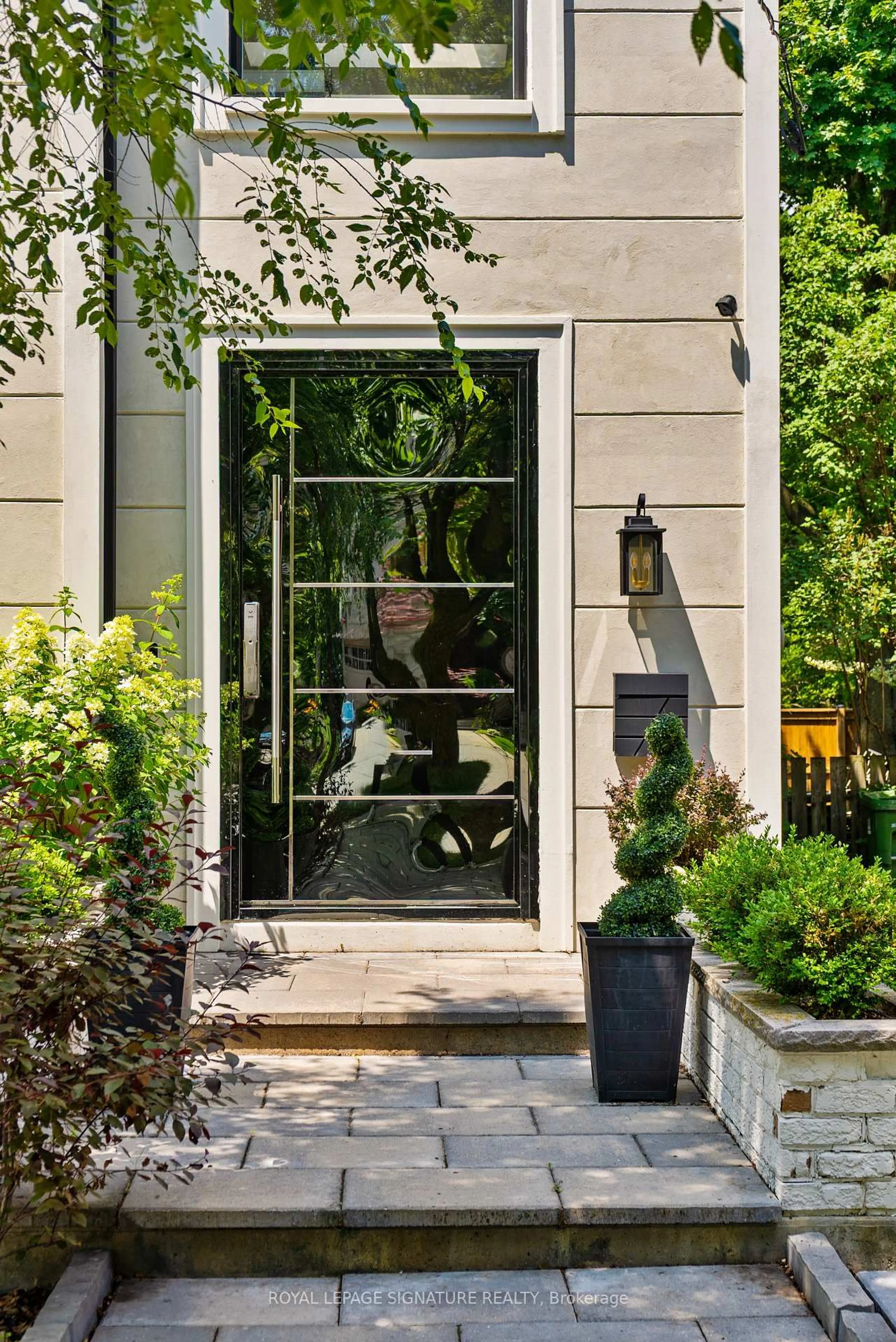 Indoor entryway for 492 Old Orchard Grve, Toronto Ontario M5M 2G5