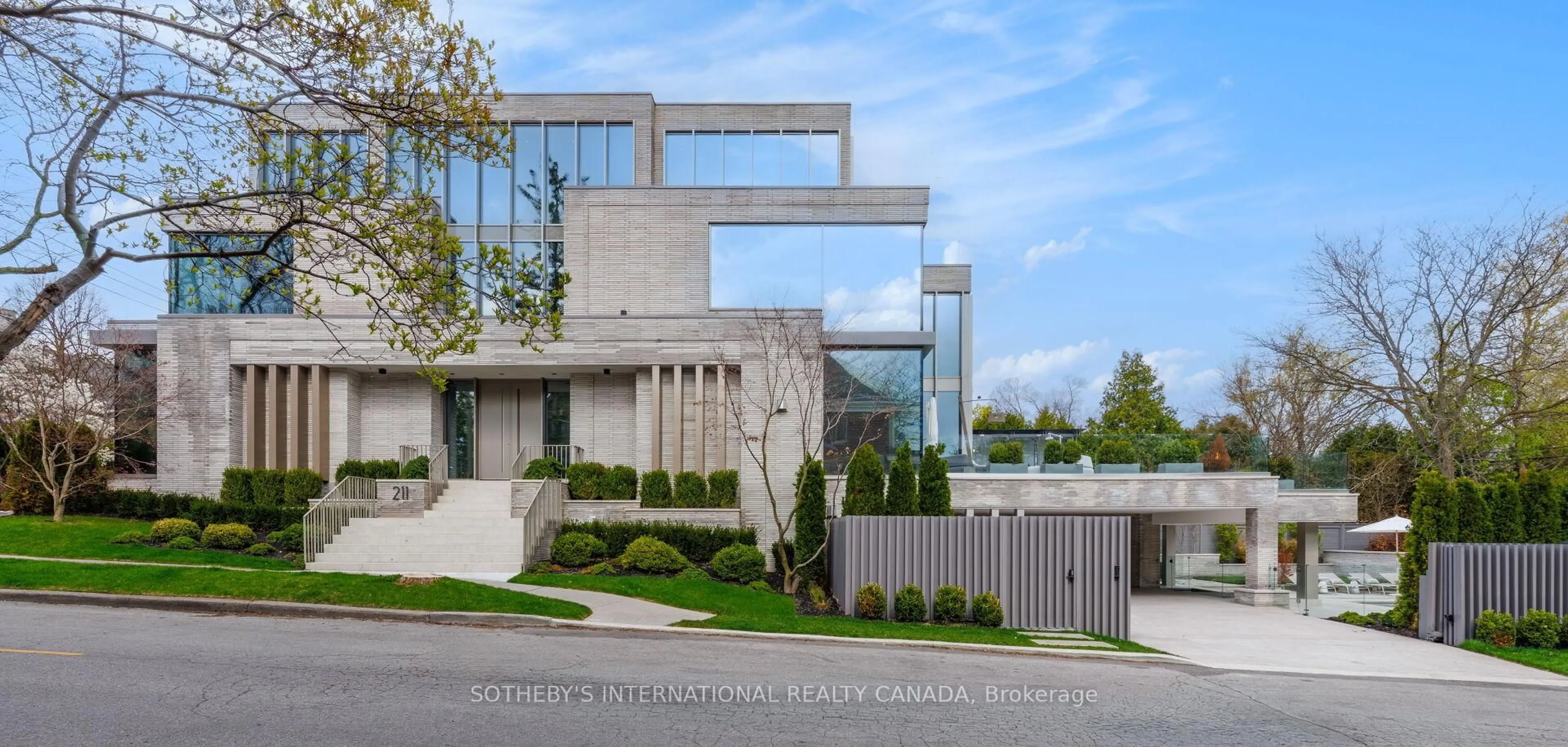 Indoor foyer for 211 Dunvegan Rd, Toronto Ontario M5P 2P3