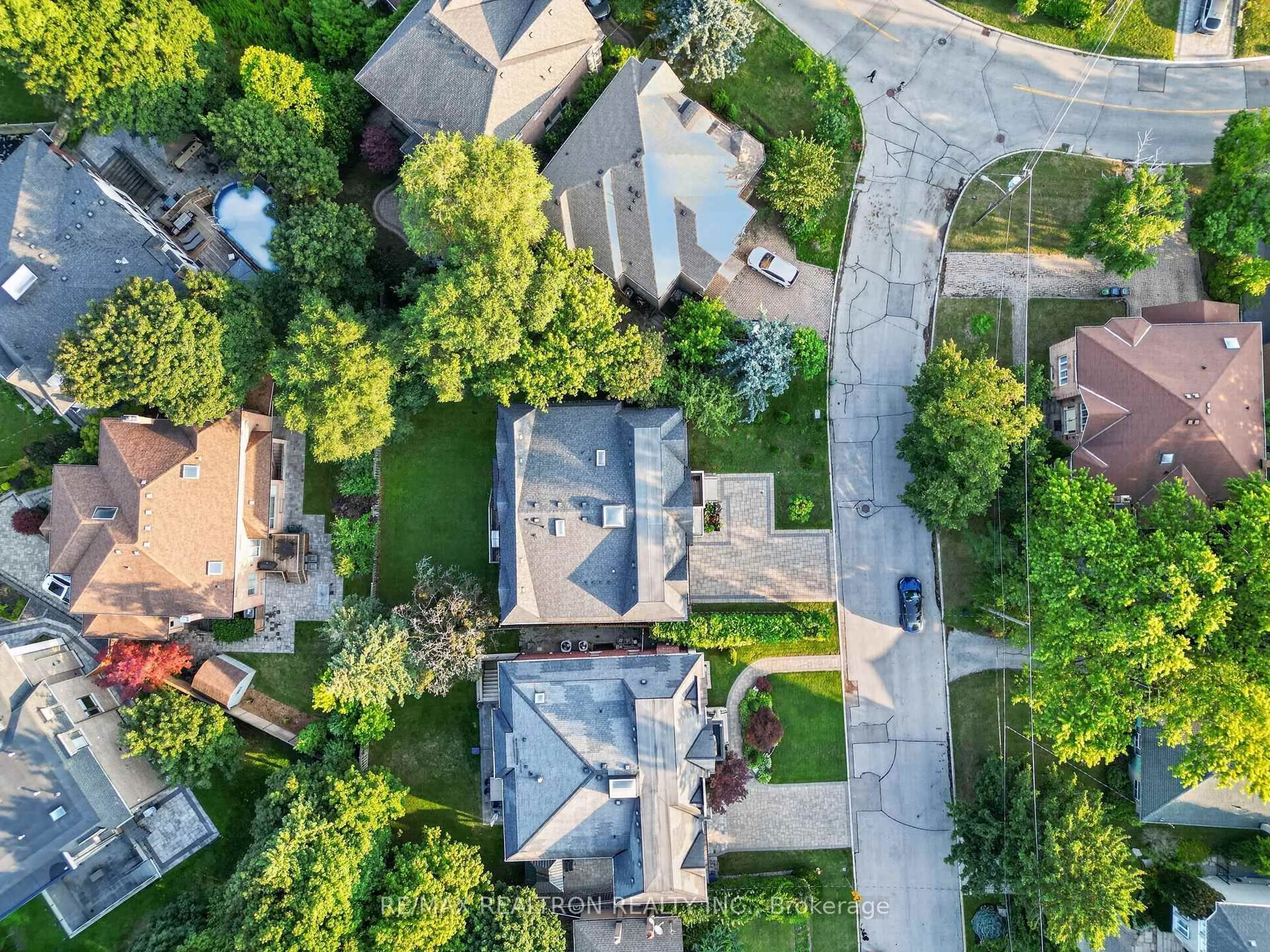A pic from outside/outdoor area/front of a property/back of a property/a pic from drone, street for 5 Lloydminster Cres, Toronto Ontario M2M 2R9