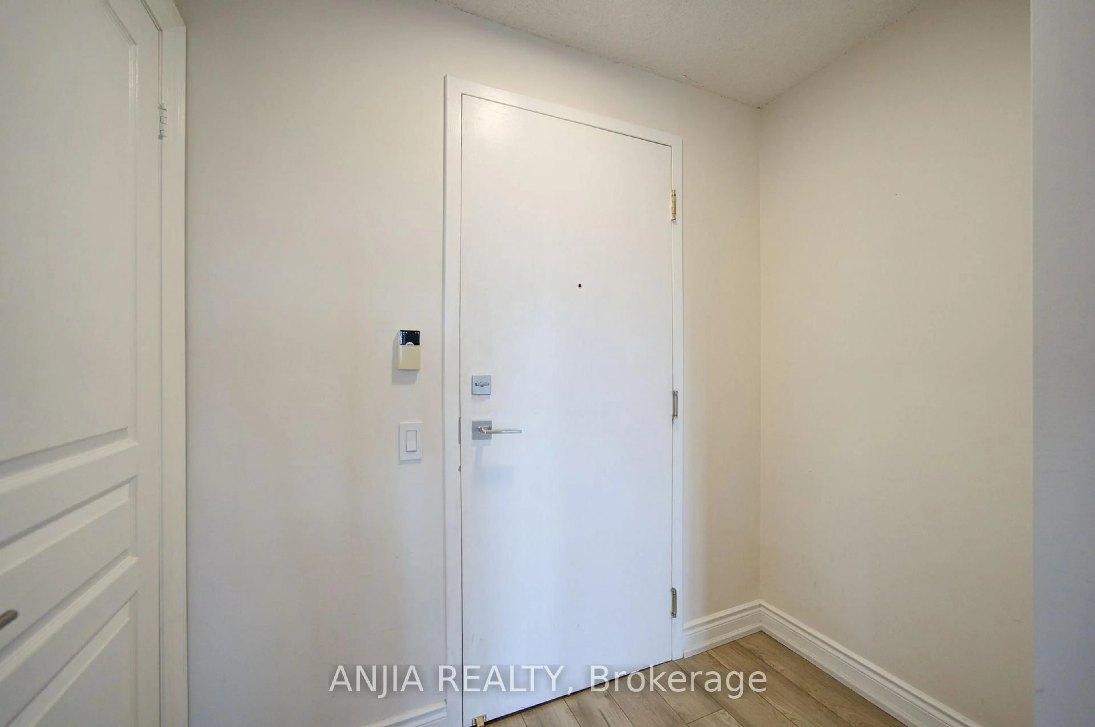 Indoor entryway for 10 Northtown Way #1811, Toronto Ontario M2N 7L4
