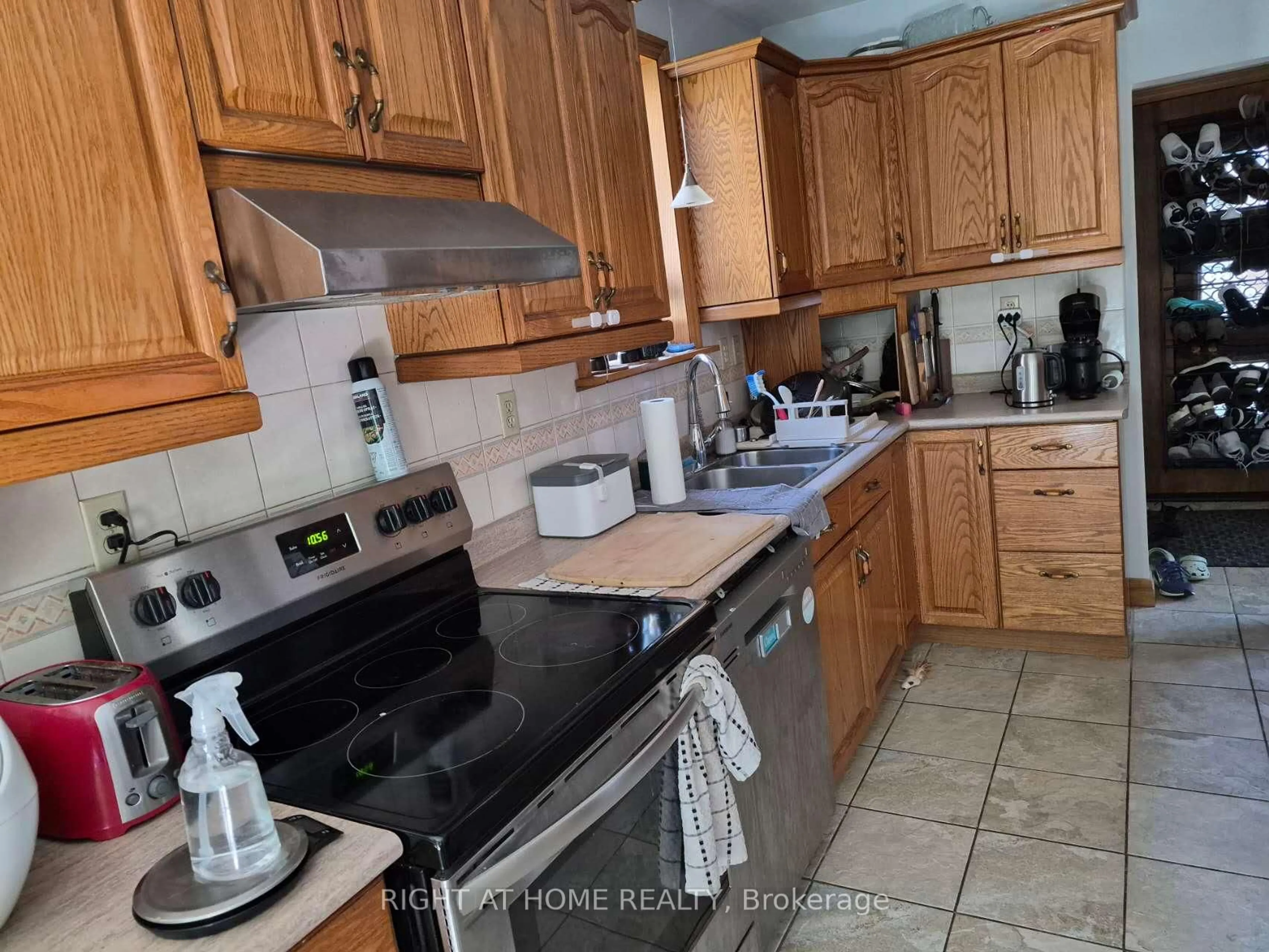 Standard kitchen, unknown for 17 Gwendolen Ave, Toronto Ontario M2N 1A1