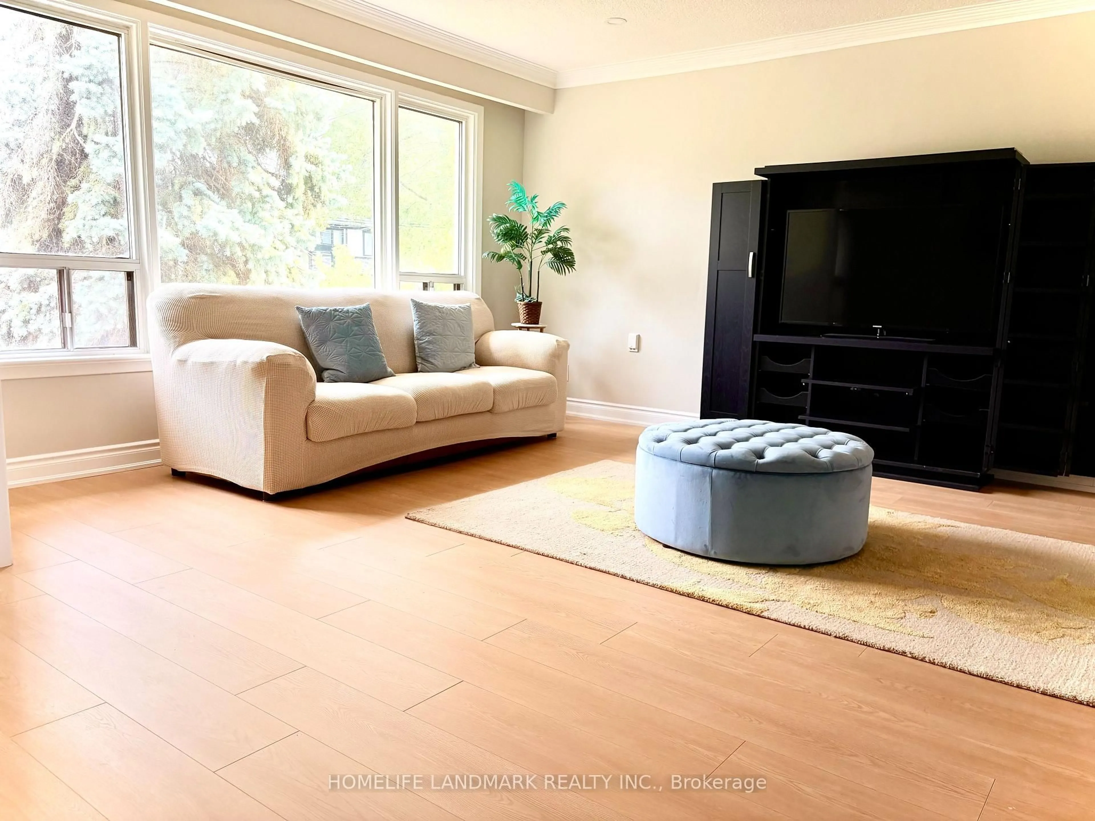 Living room with furniture, unknown for 46 Bowerbank Dr, Toronto Ontario M2M 1Z8