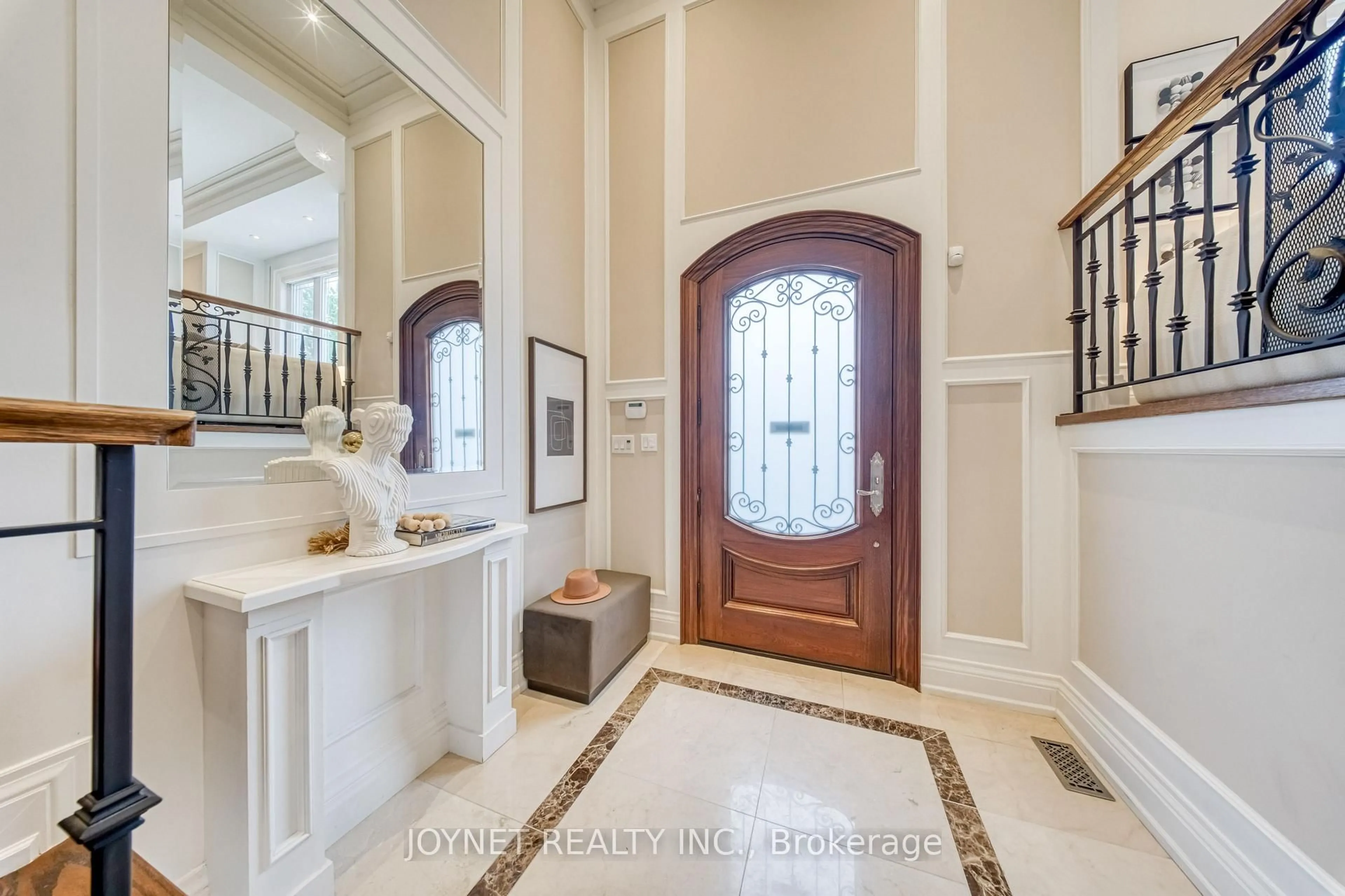 Indoor entryway for 126 Parkview Ave, Toronto Ontario M2N 3Y5