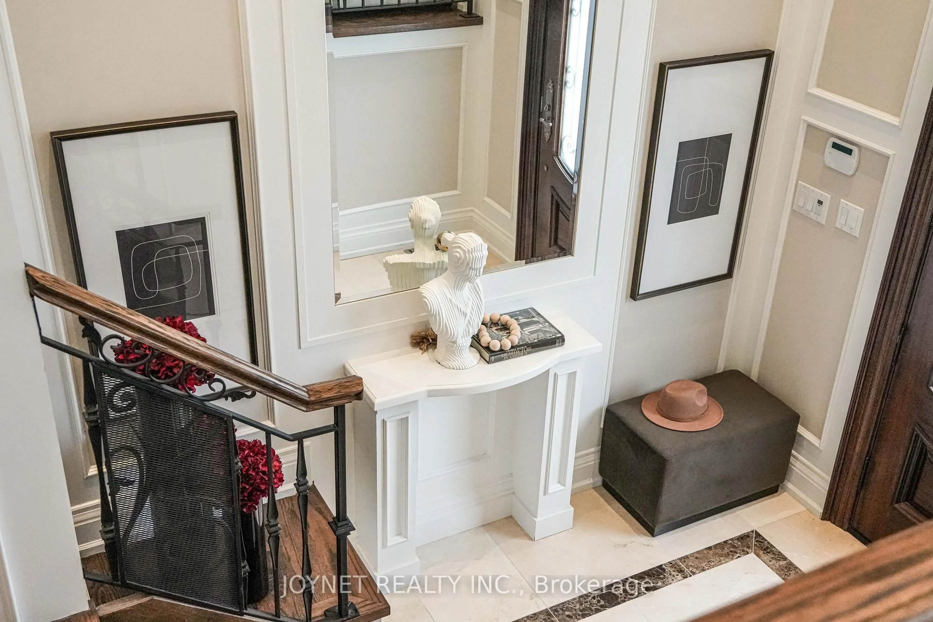 Indoor entryway for 126 Parkview Ave, Toronto Ontario M2N 3Y5
