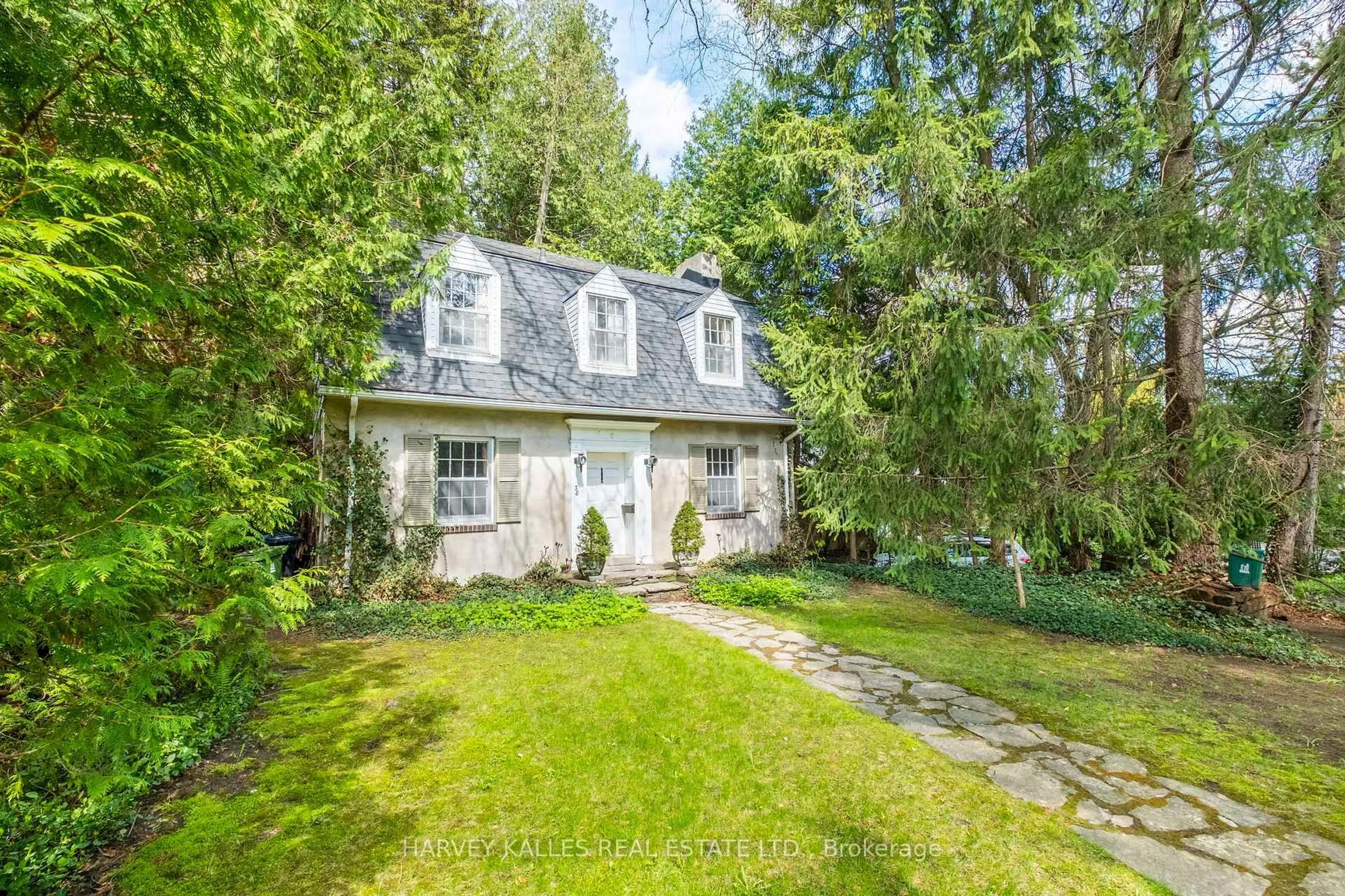 A pic from outside/outdoor area/front of a property/back of a property/a pic from drone, street for 38 Donwoods Dr, Toronto Ontario M4N 2G2