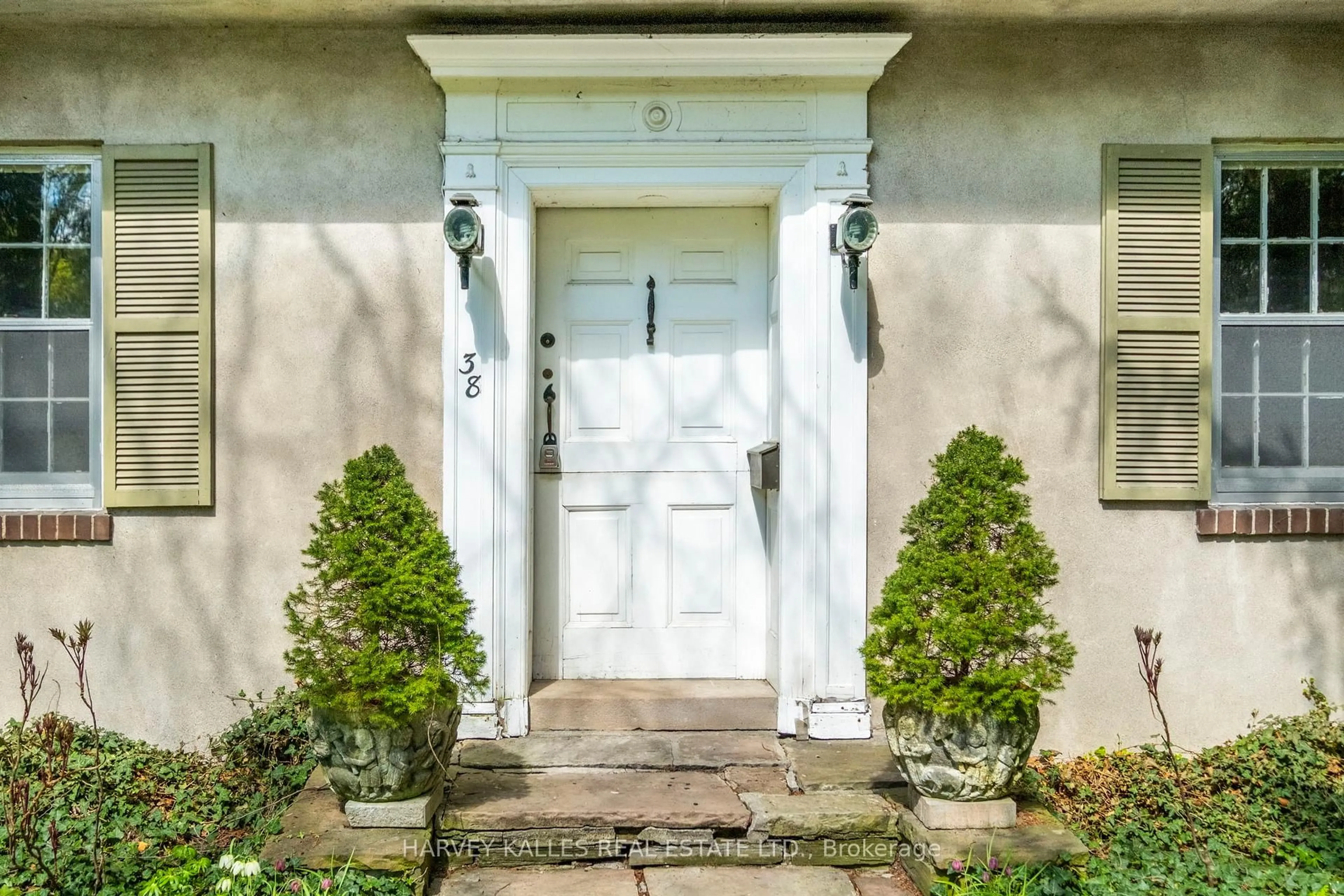Indoor entryway for 38 Donwoods Dr, Toronto Ontario M4N 2G2