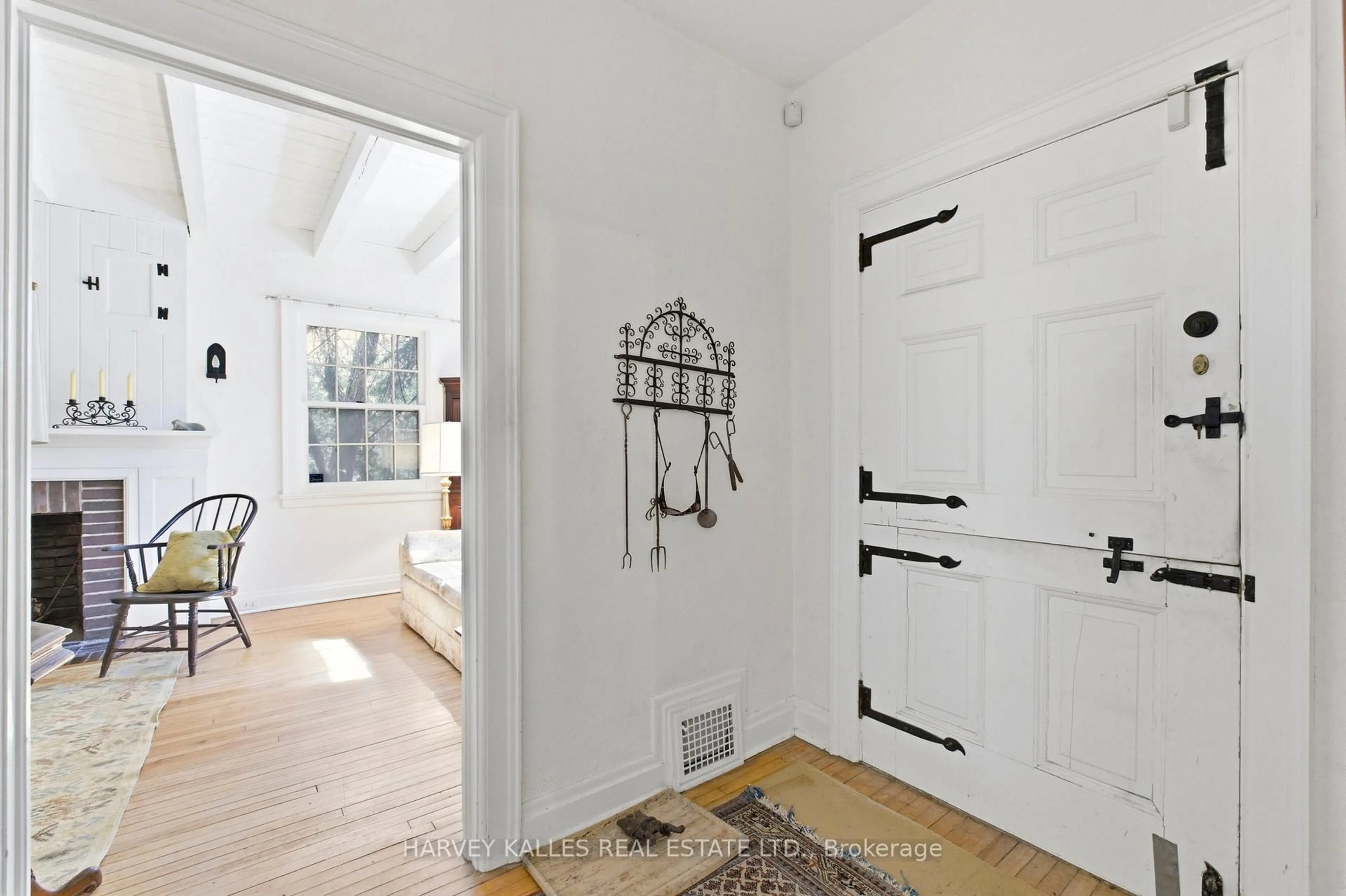 Indoor entryway for 38 Donwoods Dr, Toronto Ontario M4N 2G2