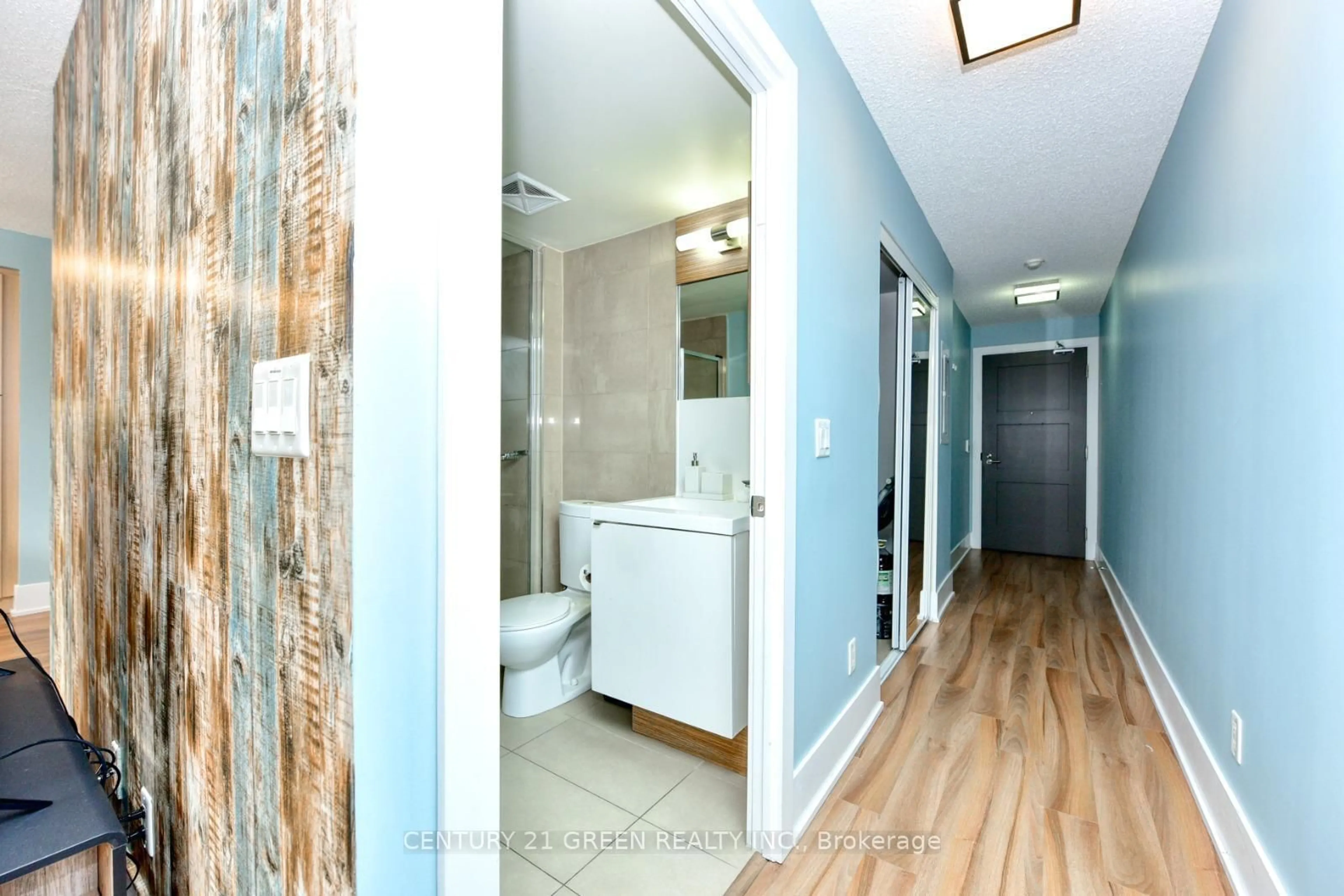 Standard bathroom, unknown for 300 Front St #1014, Toronto Ontario M5V 0E9