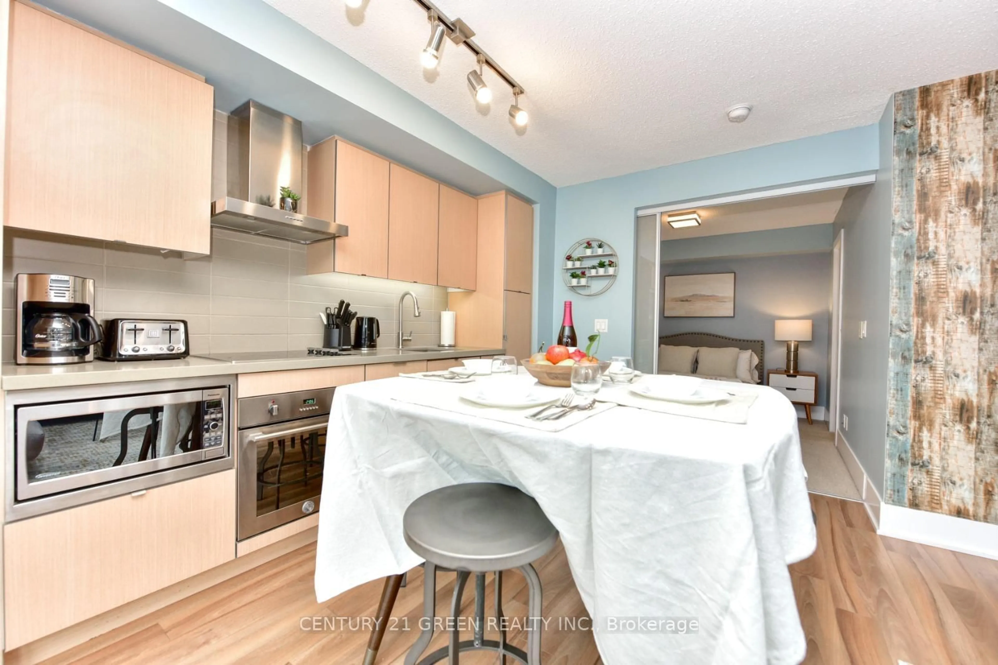 Open concept kitchen, wood/laminate floor for 300 Front St #1014, Toronto Ontario M5V 0E9