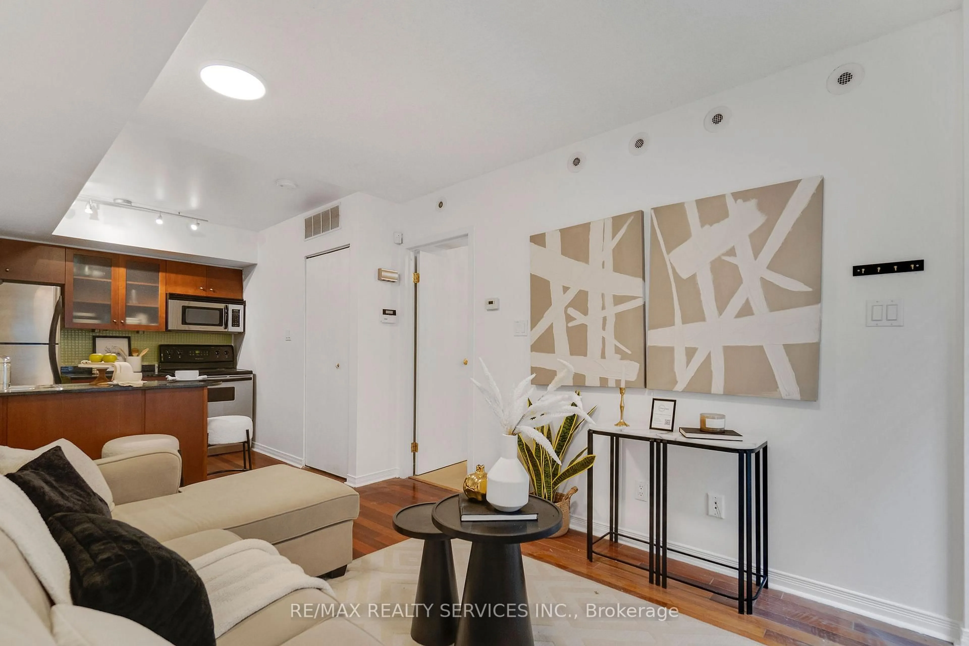 Living room with furniture, wood/laminate floor for 38 Western Battery Rd #632, Toronto Ontario M6K 3N9