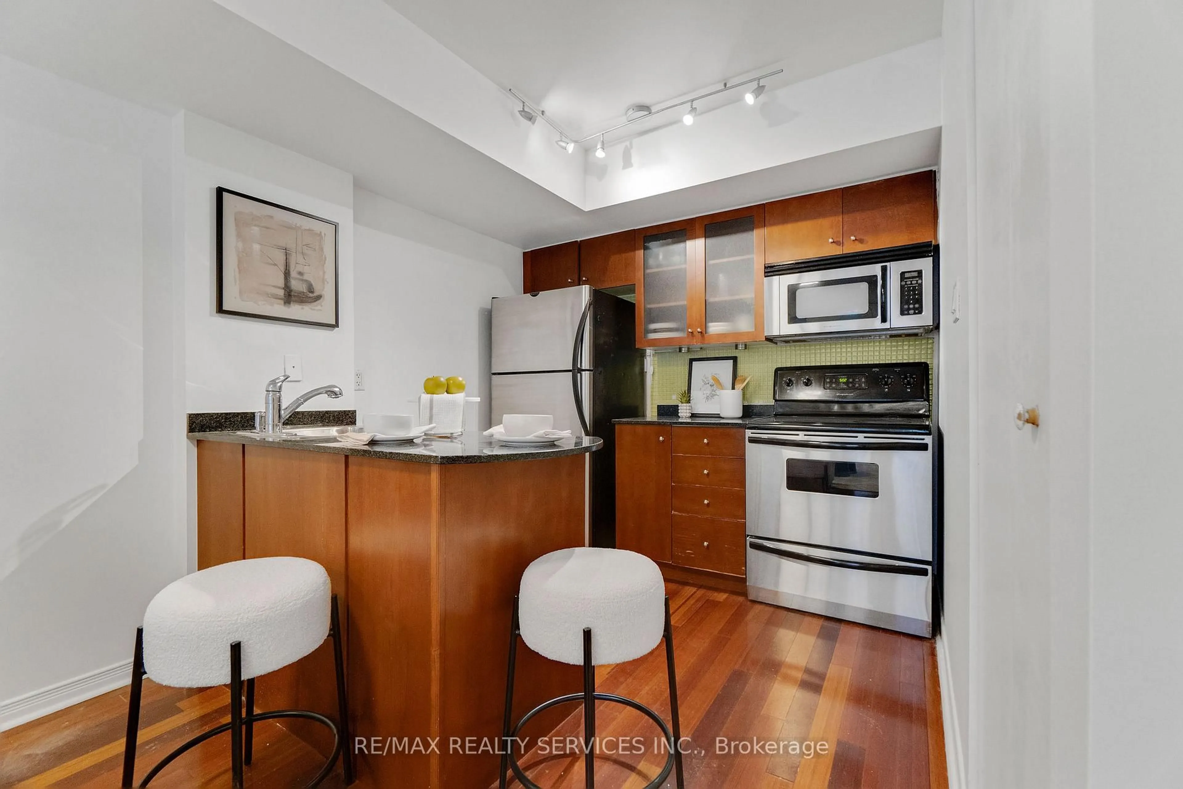 Standard kitchen, unknown for 38 Western Battery Rd #632, Toronto Ontario M6K 3N9