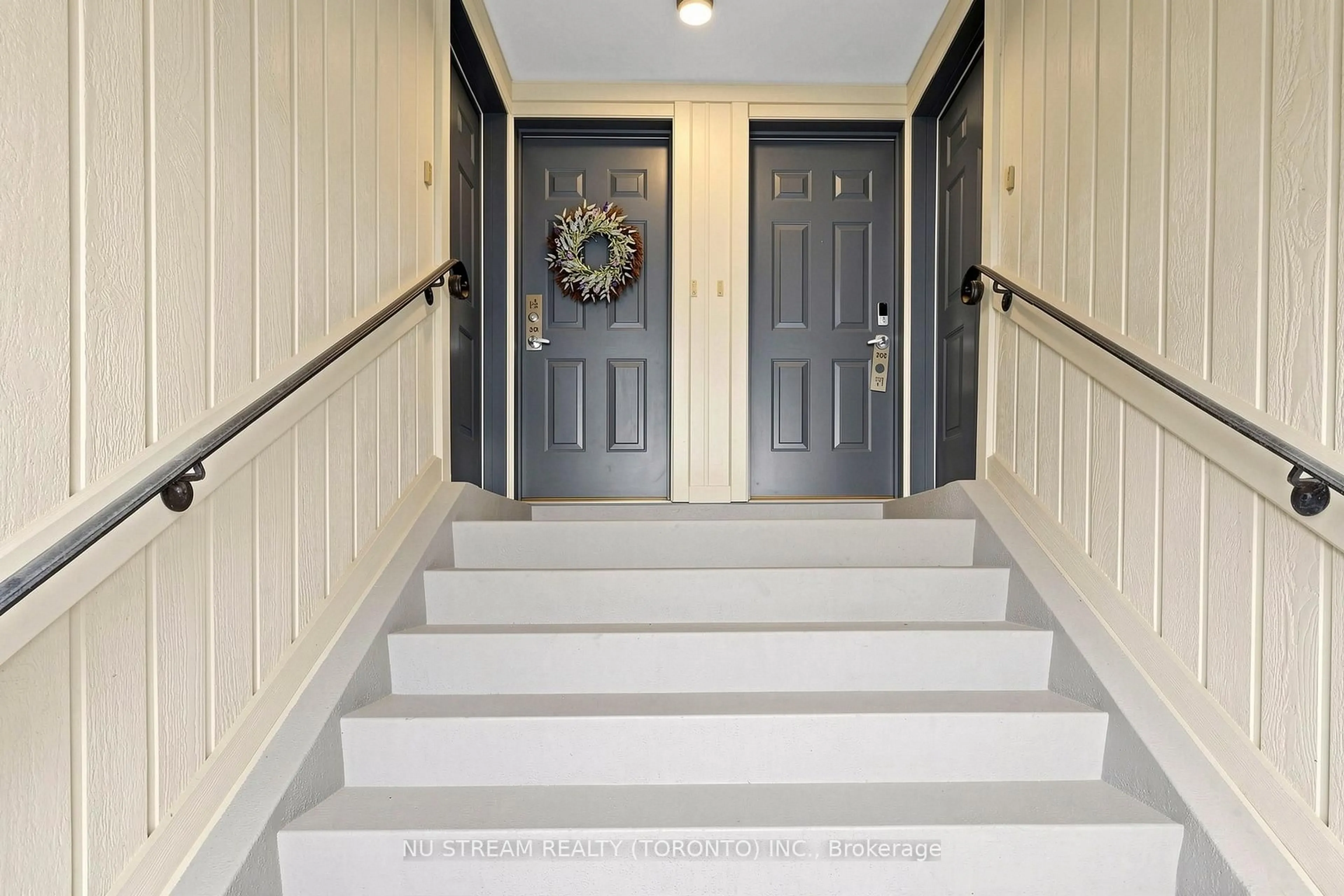 Indoor foyer for 10 Brian Peck Cres #201, Toronto Ontario M4G 4K4