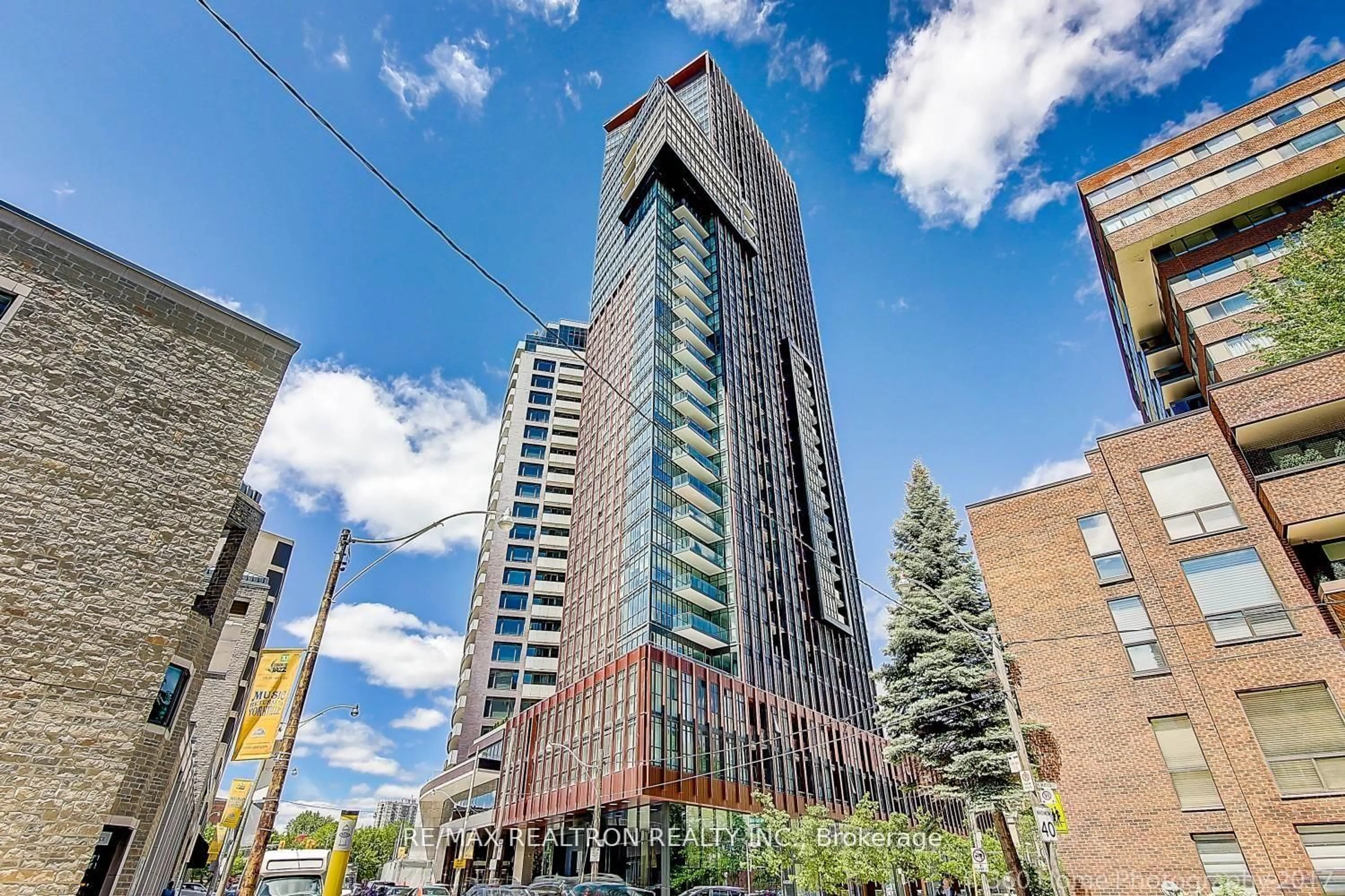 Indoor foyer for 32 DAVENPORT Rd #106, Toronto Ontario M5R 1H3