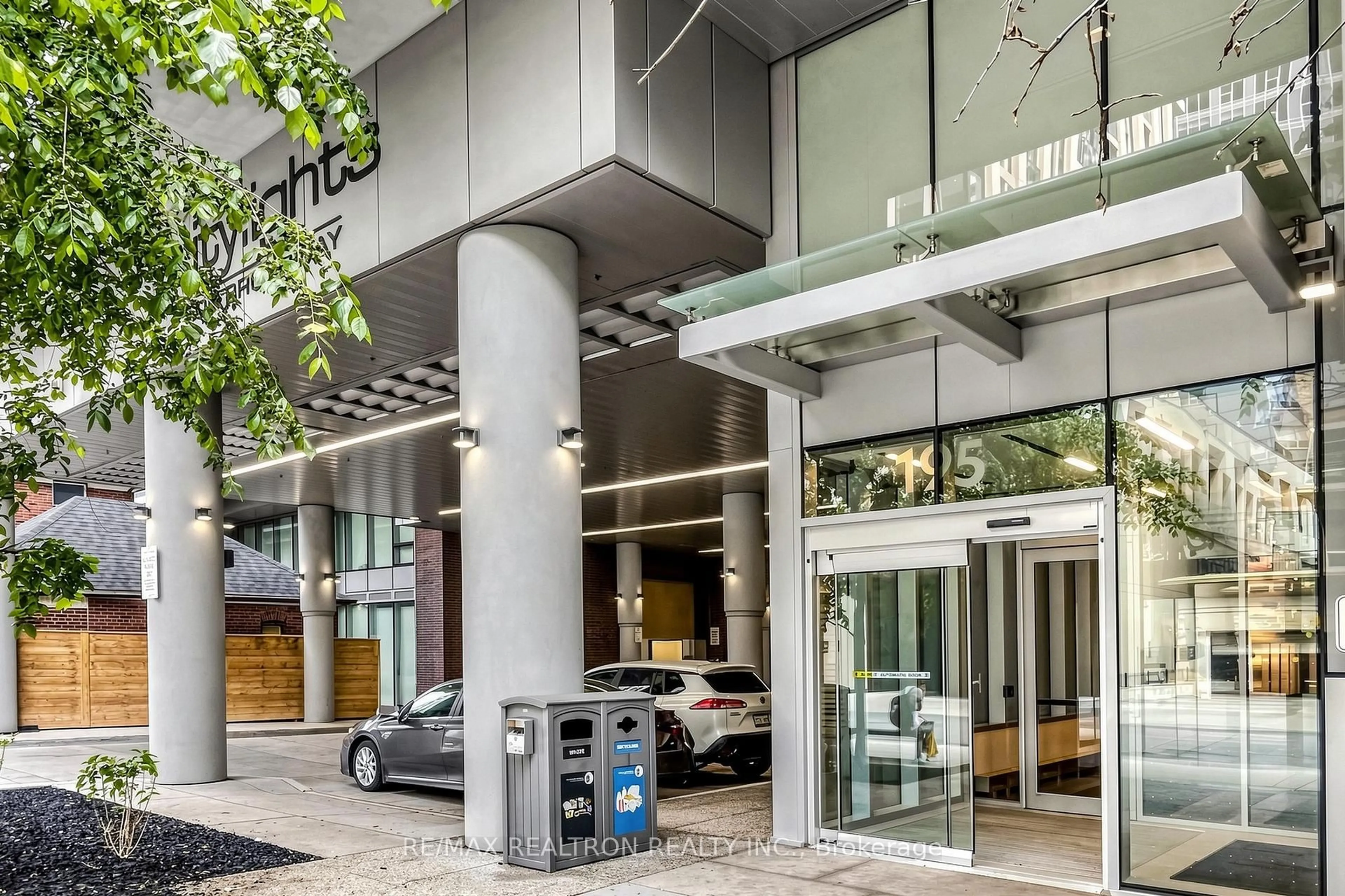 Indoor foyer for 195 Redpath Ave #1612, Toronto Ontario M4P 0E4