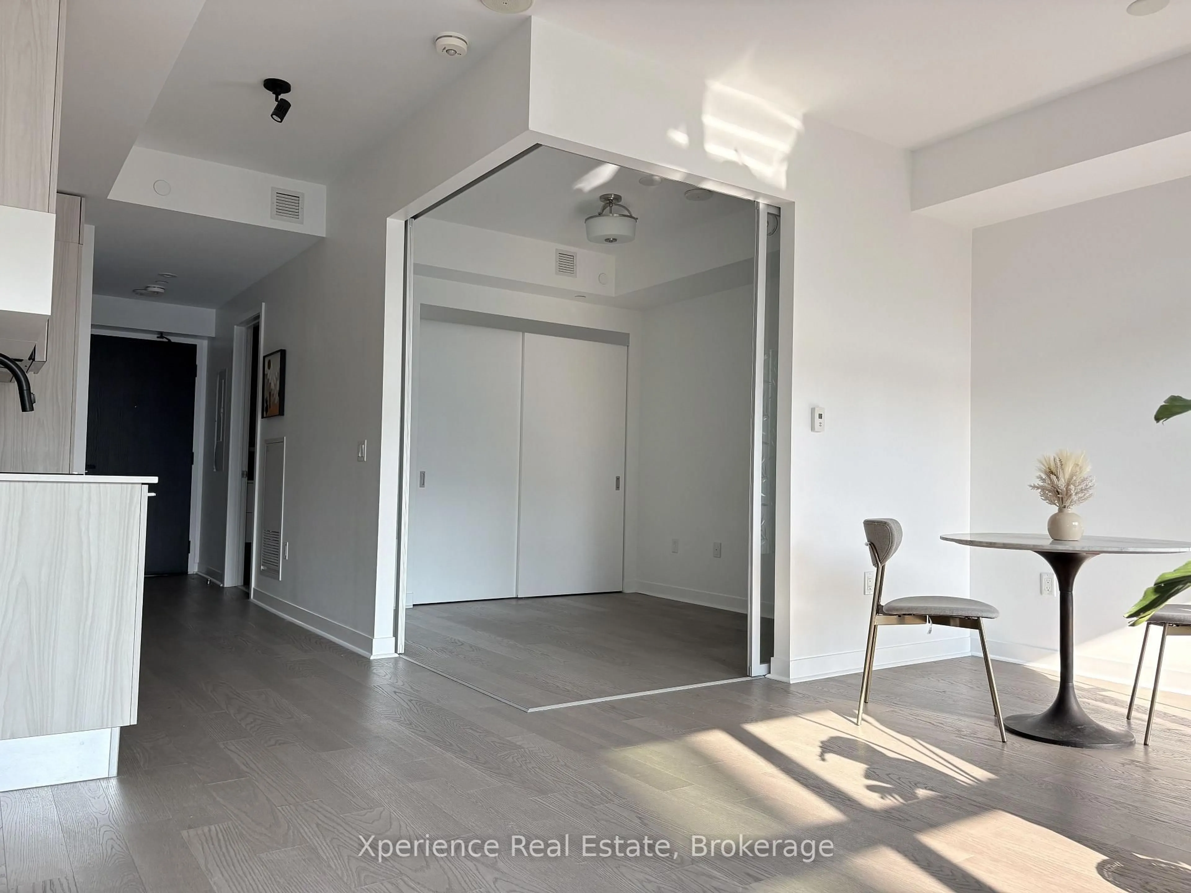 A pic of a room for 501 Adelaide St #904, Toronto Ontario M5V 0R3