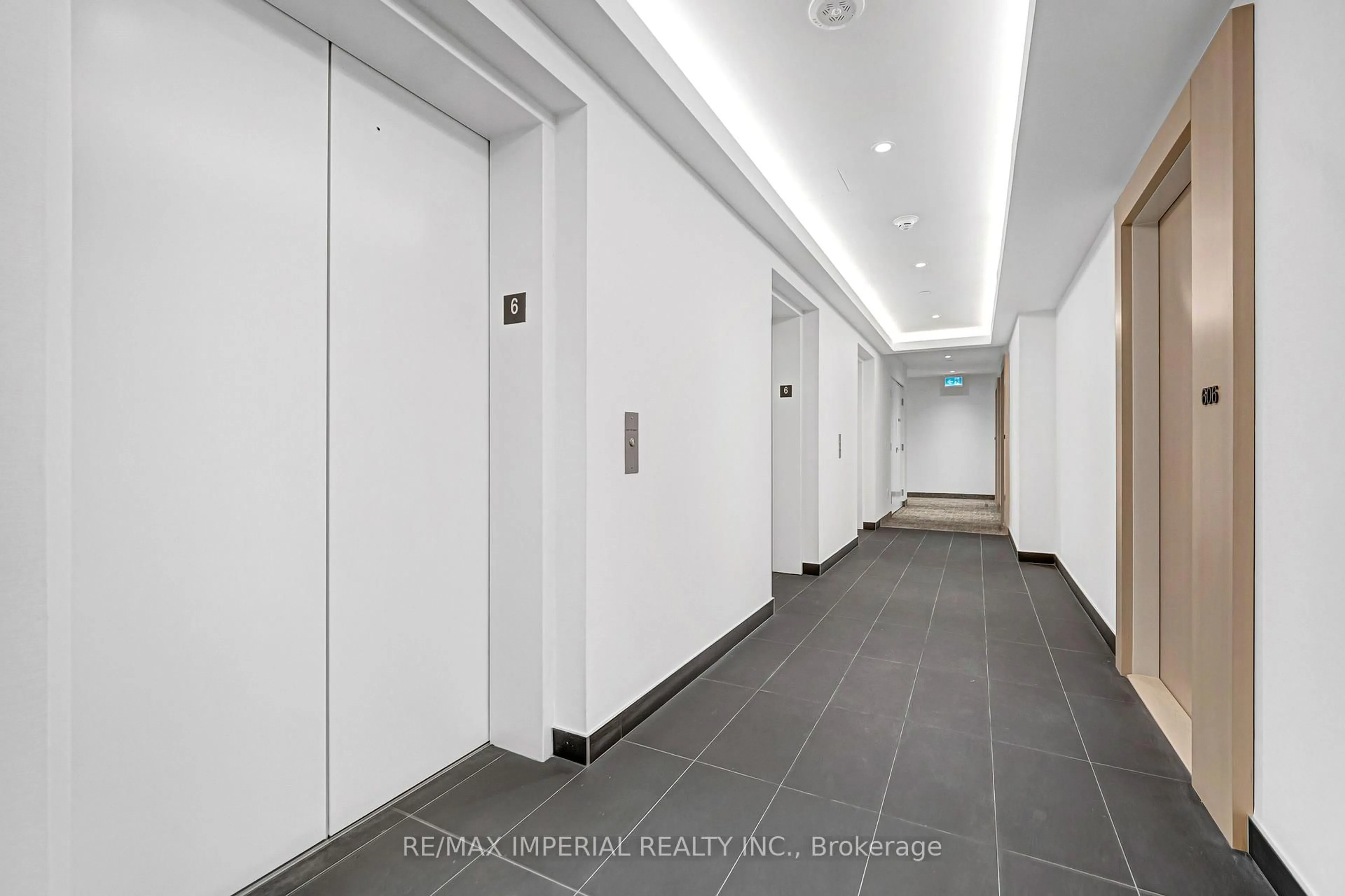 Indoor foyer for 280 Dundas St, Toronto Ontario M5T 0E3