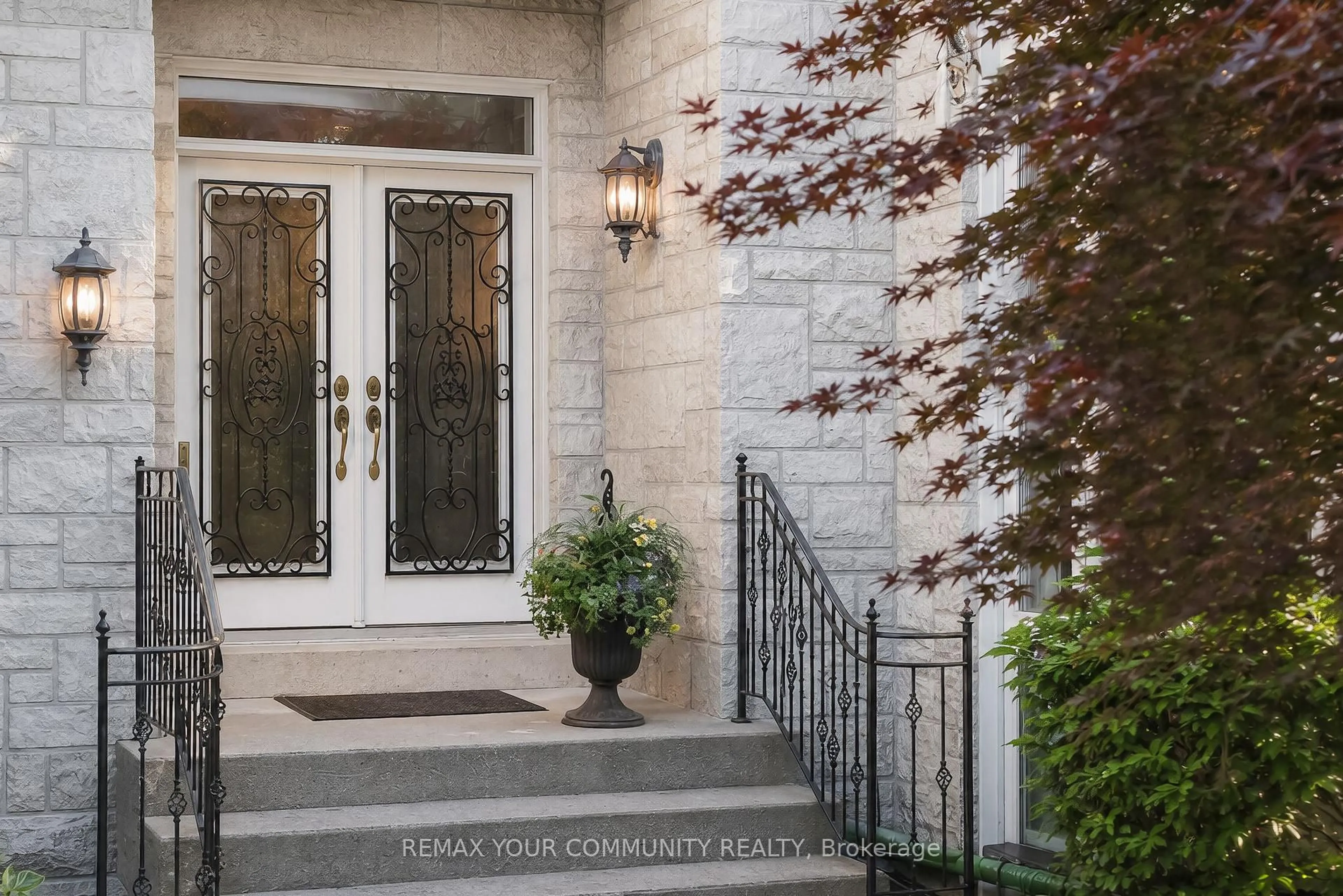 Indoor entryway for 135 Wedgewood Dr, Toronto Ontario M2M 2H6