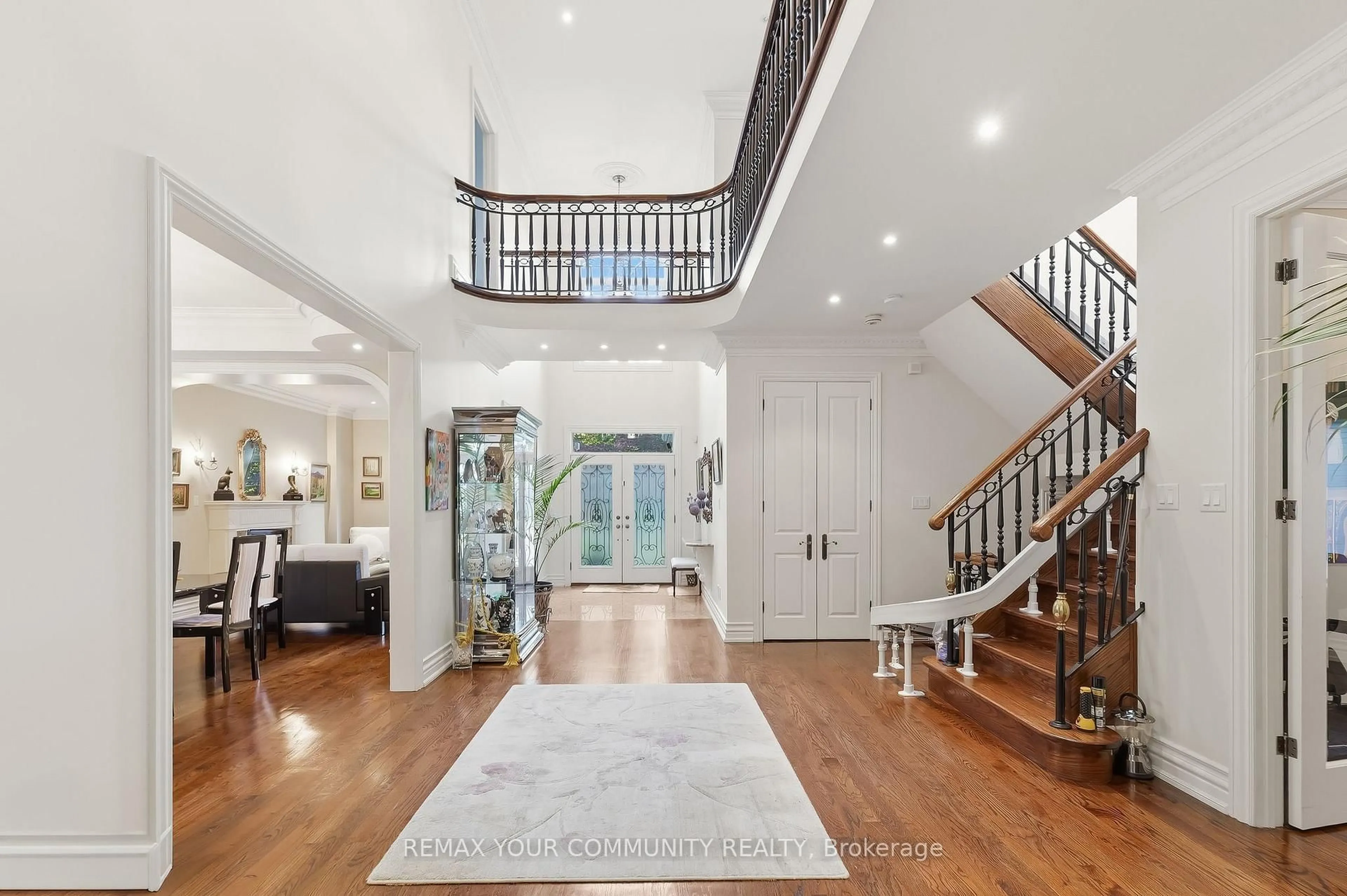 Indoor foyer for 135 Wedgewood Dr, Toronto Ontario M2M 2H6