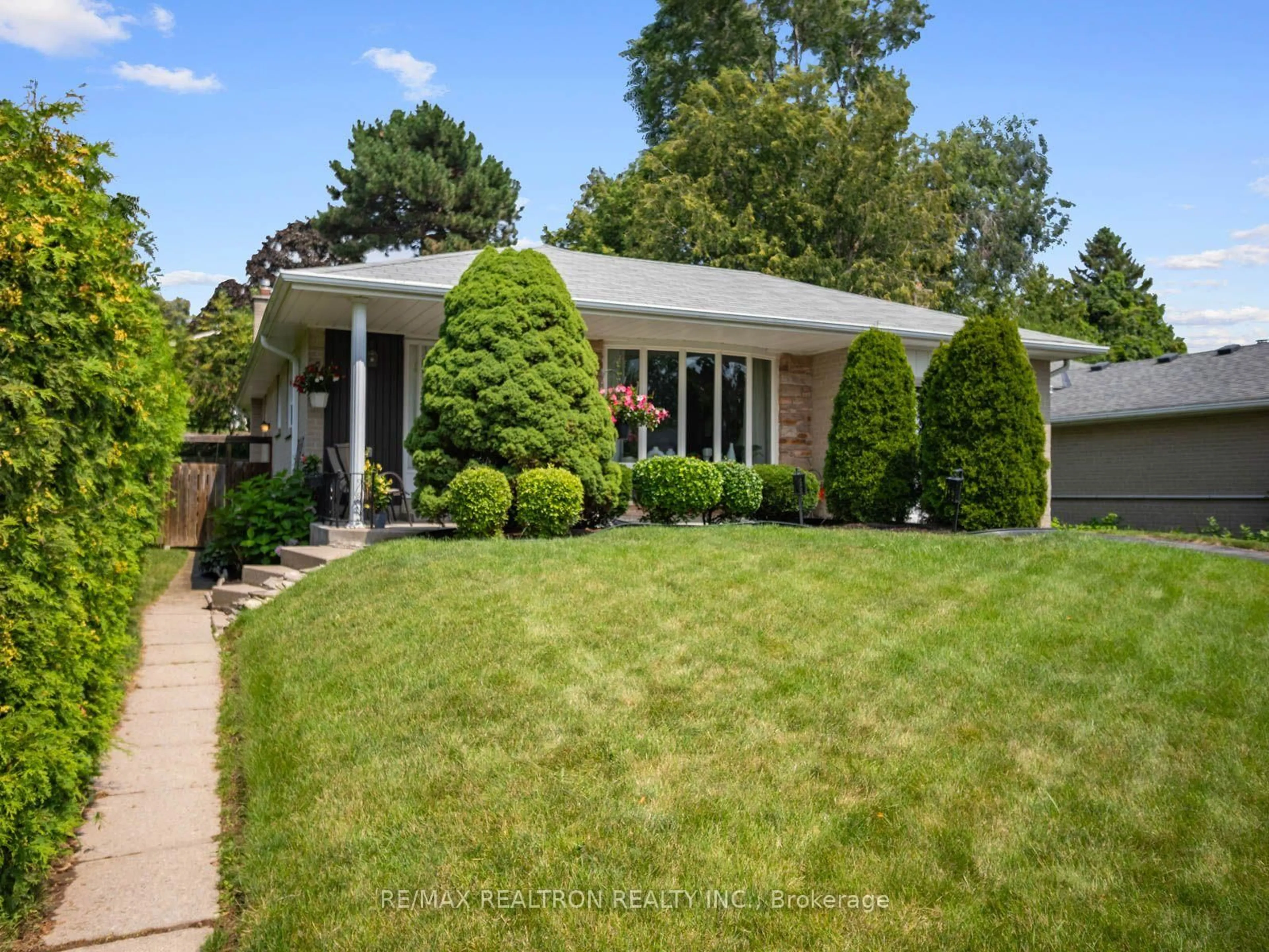 Home with vinyl exterior material, street for 74 Threadneedle Cres, Toronto Ontario M2H 1Z6