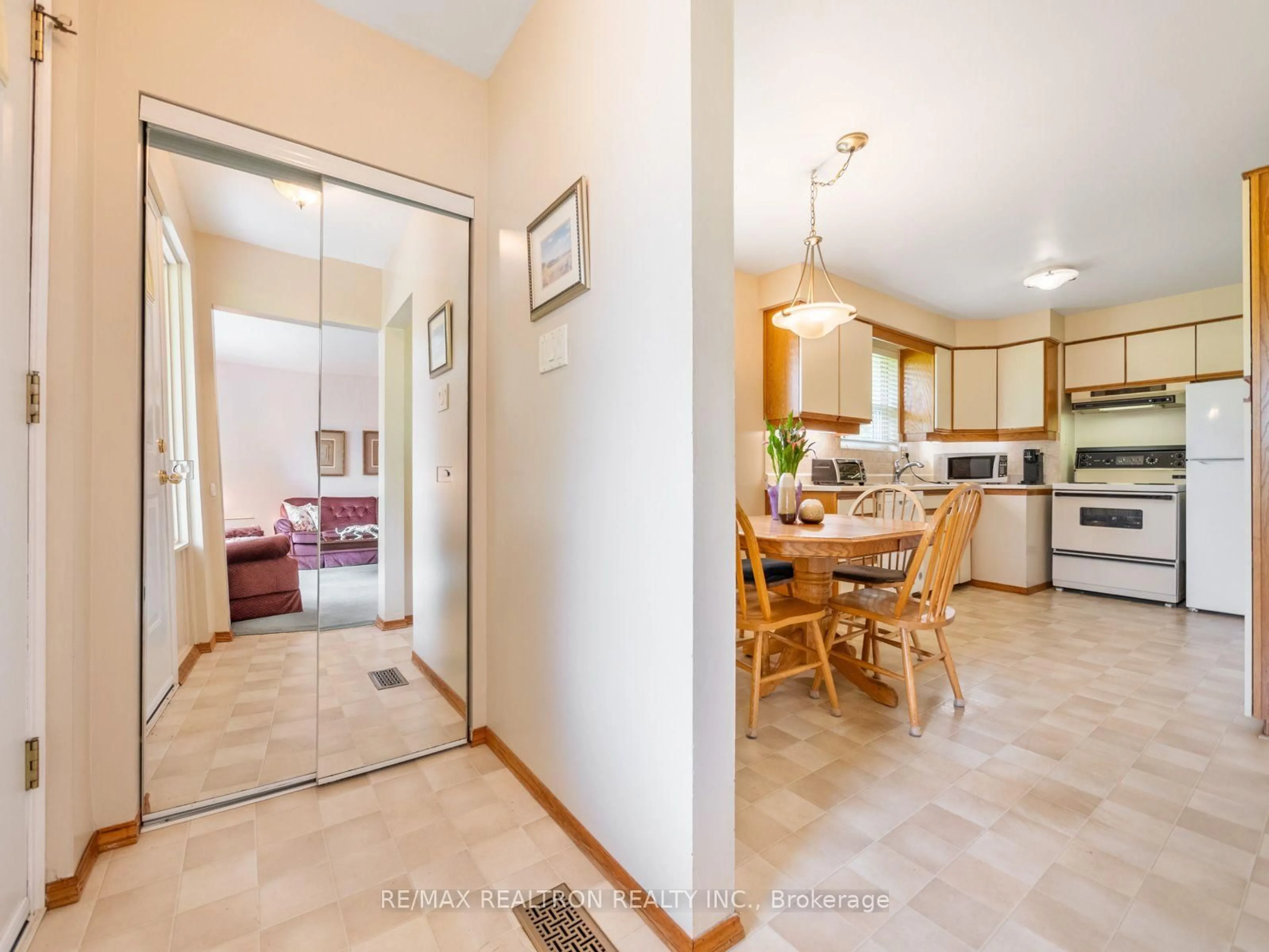 Open concept kitchen, ceramic/tile floor for 74 Threadneedle Cres, Toronto Ontario M2H 1Z6
