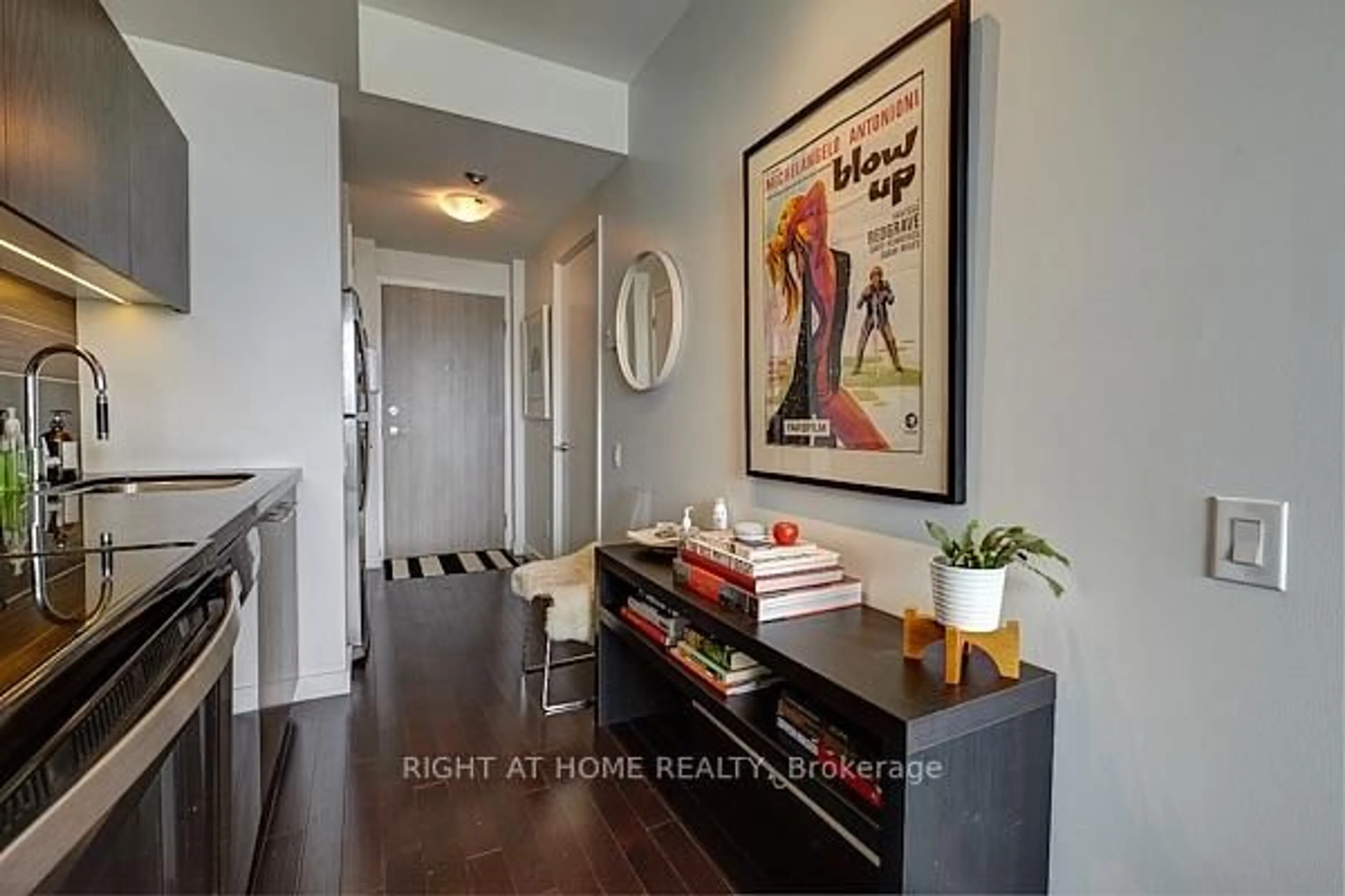 Indoor entryway for 70 Distillery Lane #805, Toronto Ontario M5A 0E3
