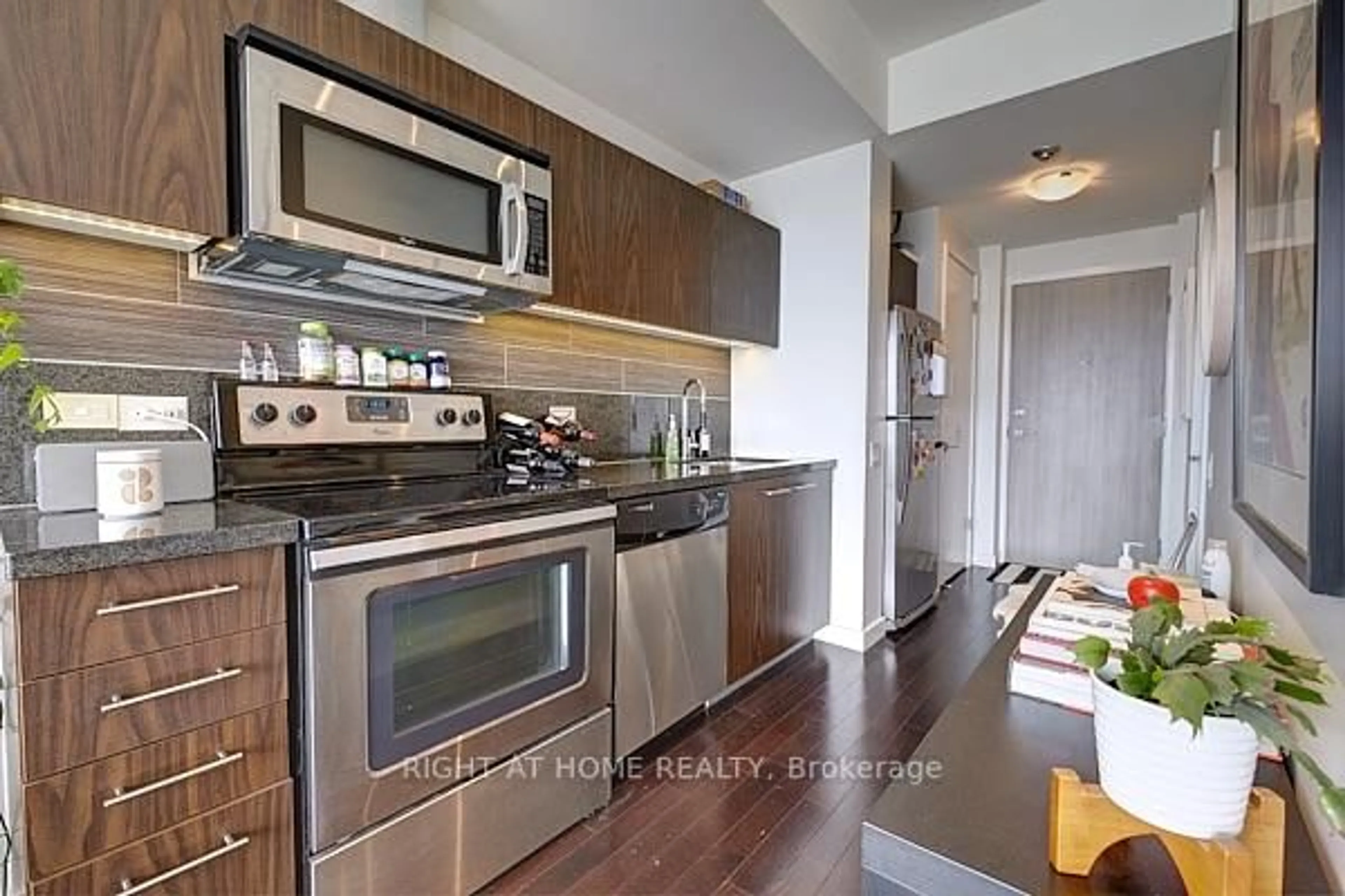Standard kitchen, wood/laminate floor for 70 Distillery Lane #805, Toronto Ontario M5A 0E3