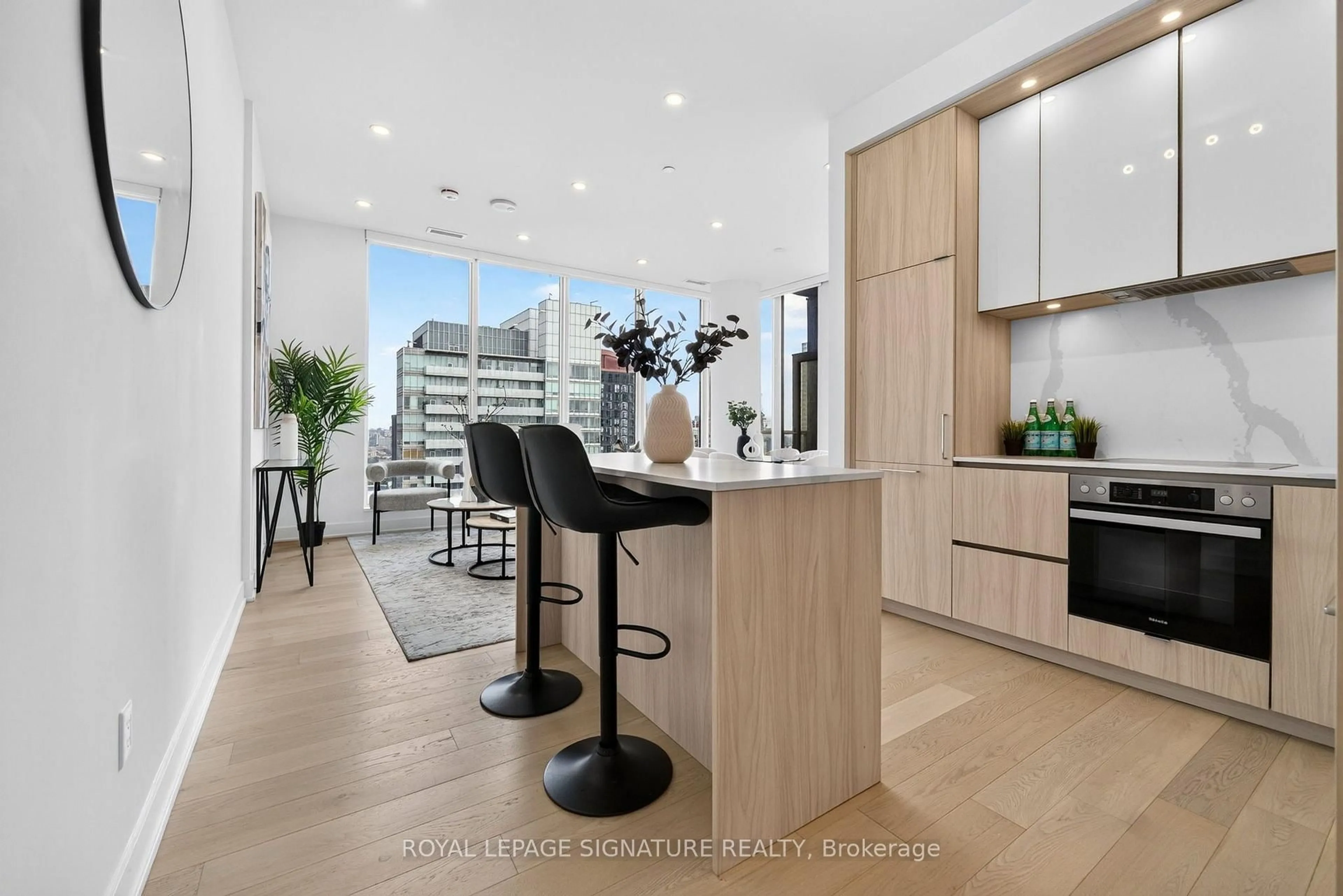 Contemporary kitchen, wood/laminate floor for 15 Mercer St #4005, Toronto Ontario M5V 0T8