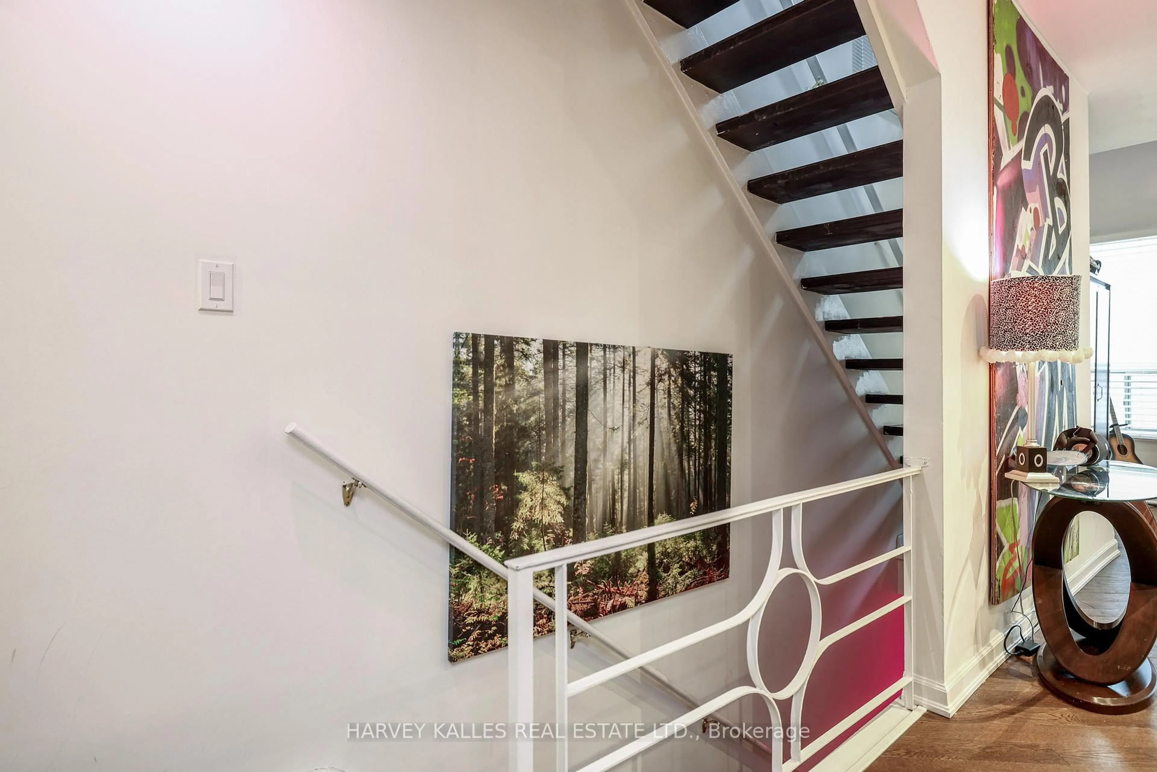 Indoor foyer for 530 Richmond St, Toronto Ontario M5V 1Y4