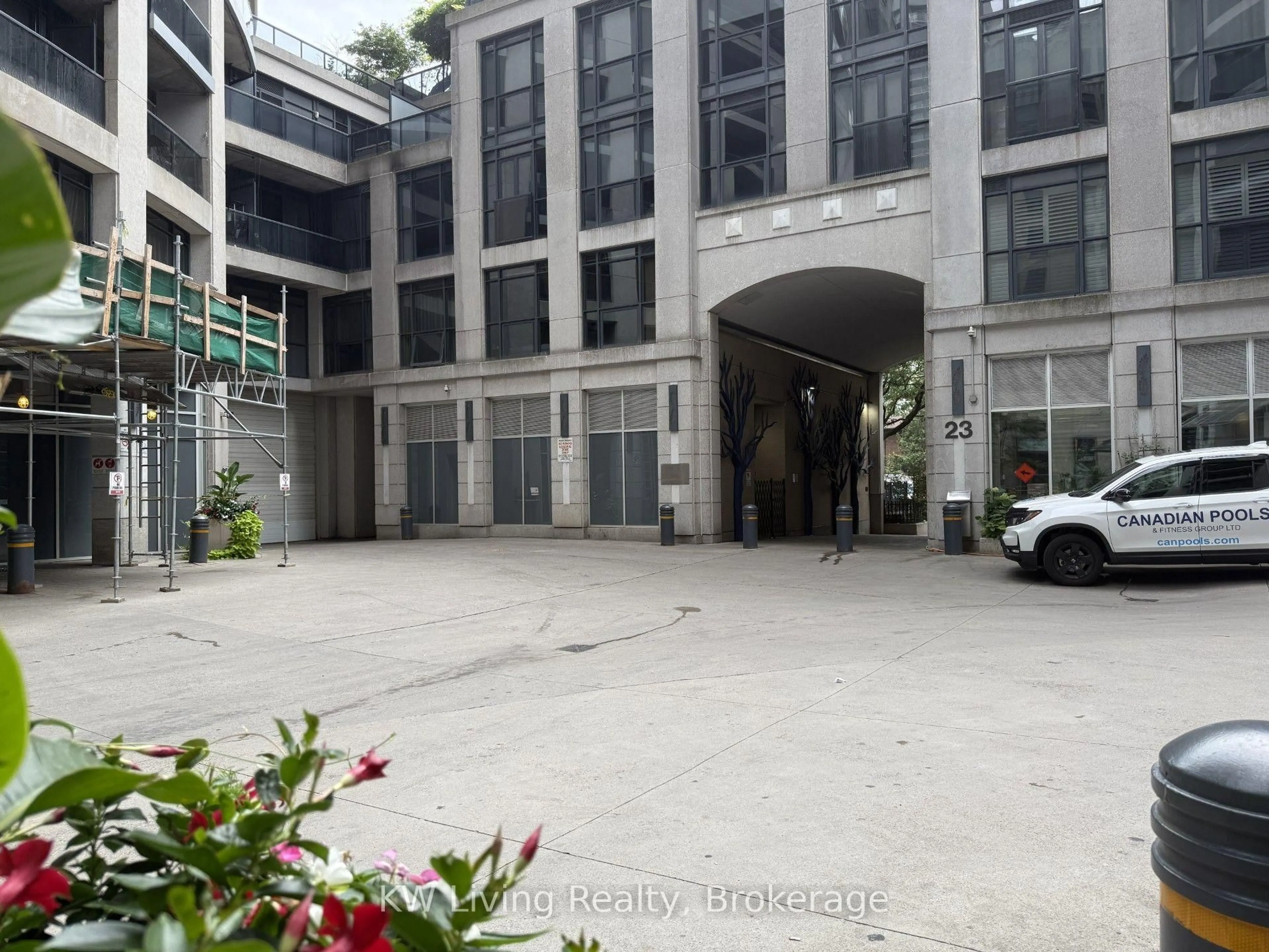 Indoor foyer for 25 Carlton St #2105, Toronto Ontario M5B 1L4