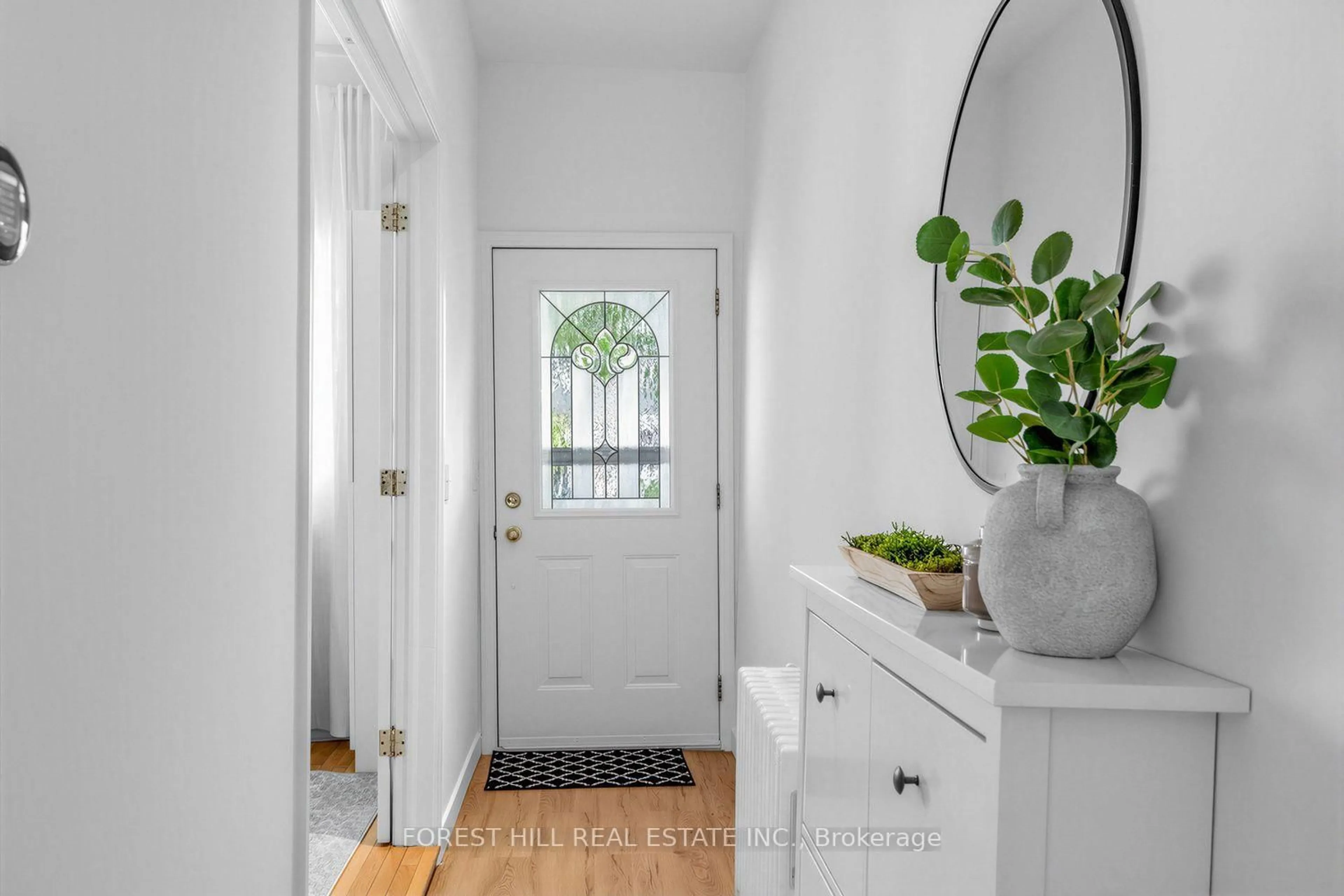 Indoor entryway for 108 Montrose Ave, Toronto Ontario M6J 2T7