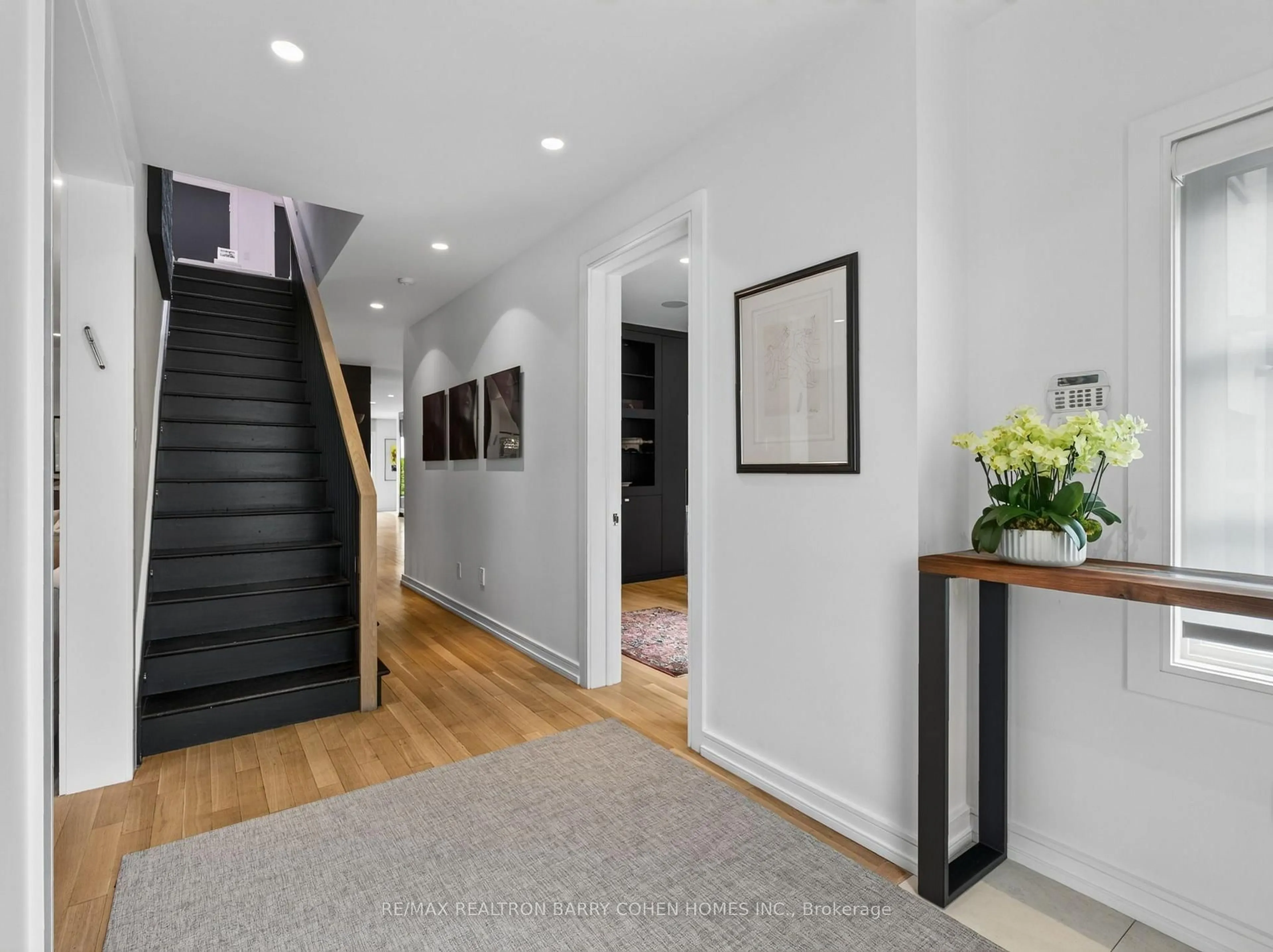 Indoor entryway for 7 Glen Rush Blvd, Toronto Ontario M5N 2T2