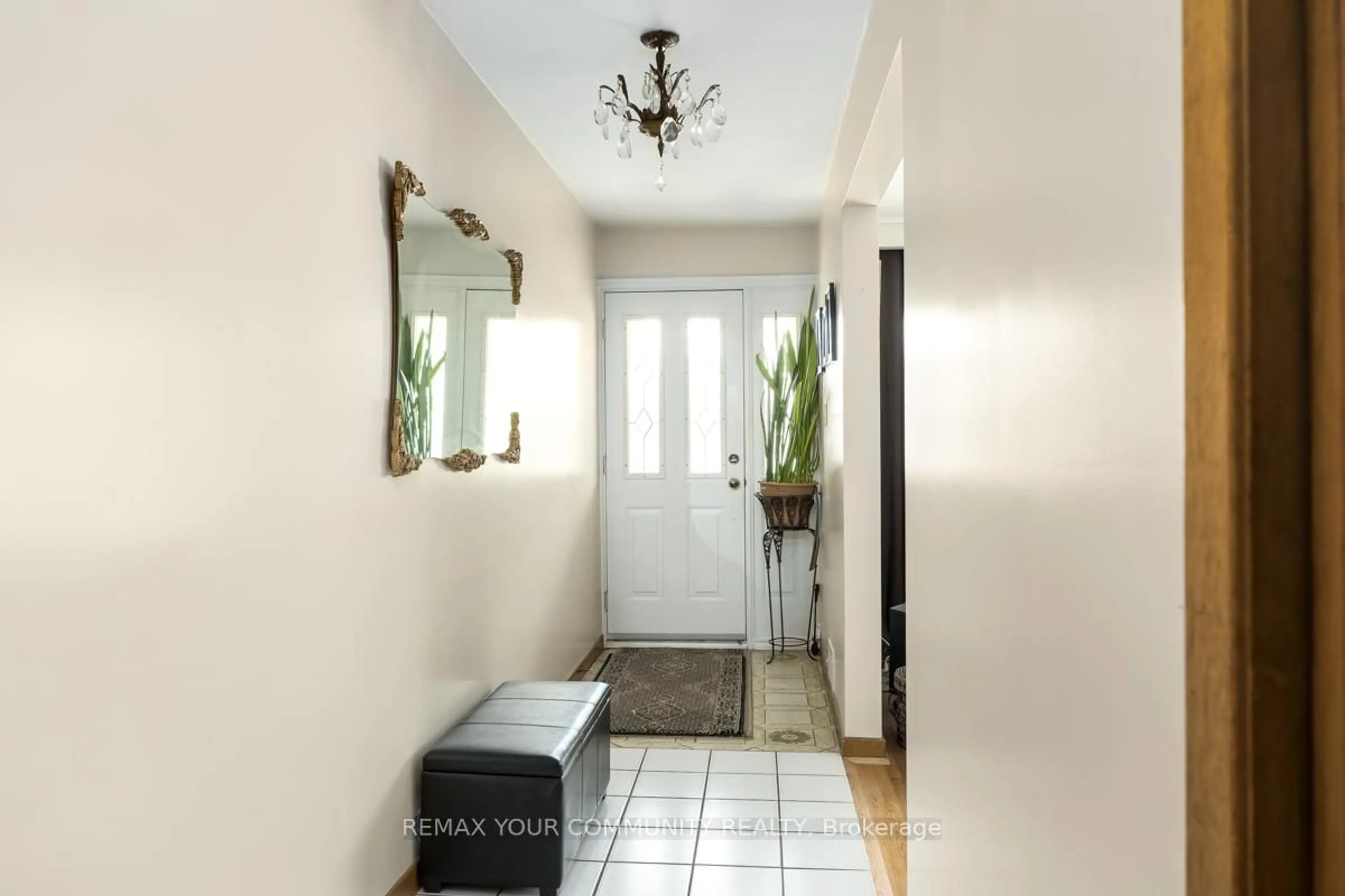 Indoor entryway for 267 Horsham Ave, Toronto Ontario M2R 1G5
