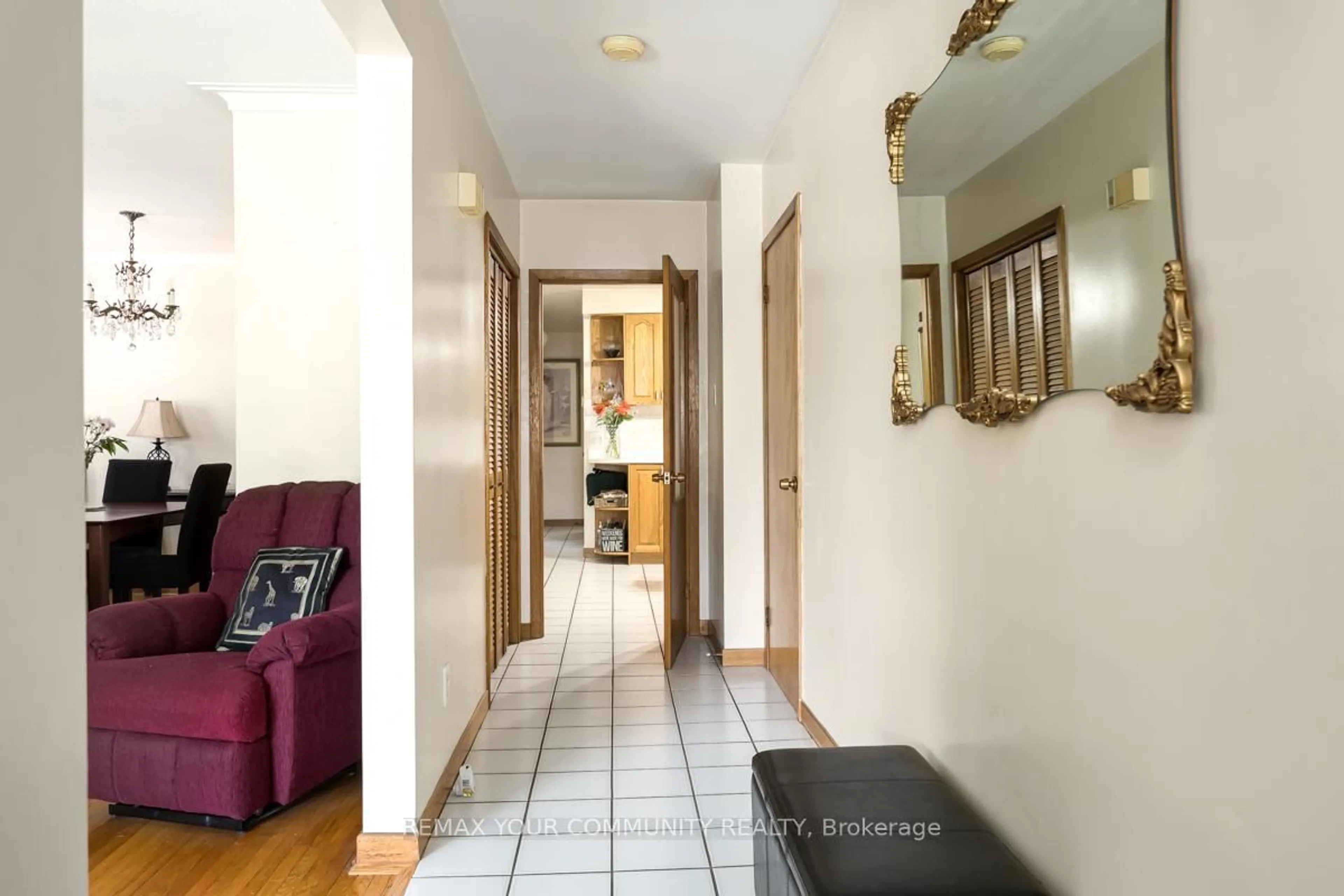 Indoor foyer for 267 Horsham Ave, Toronto Ontario M2R 1G5