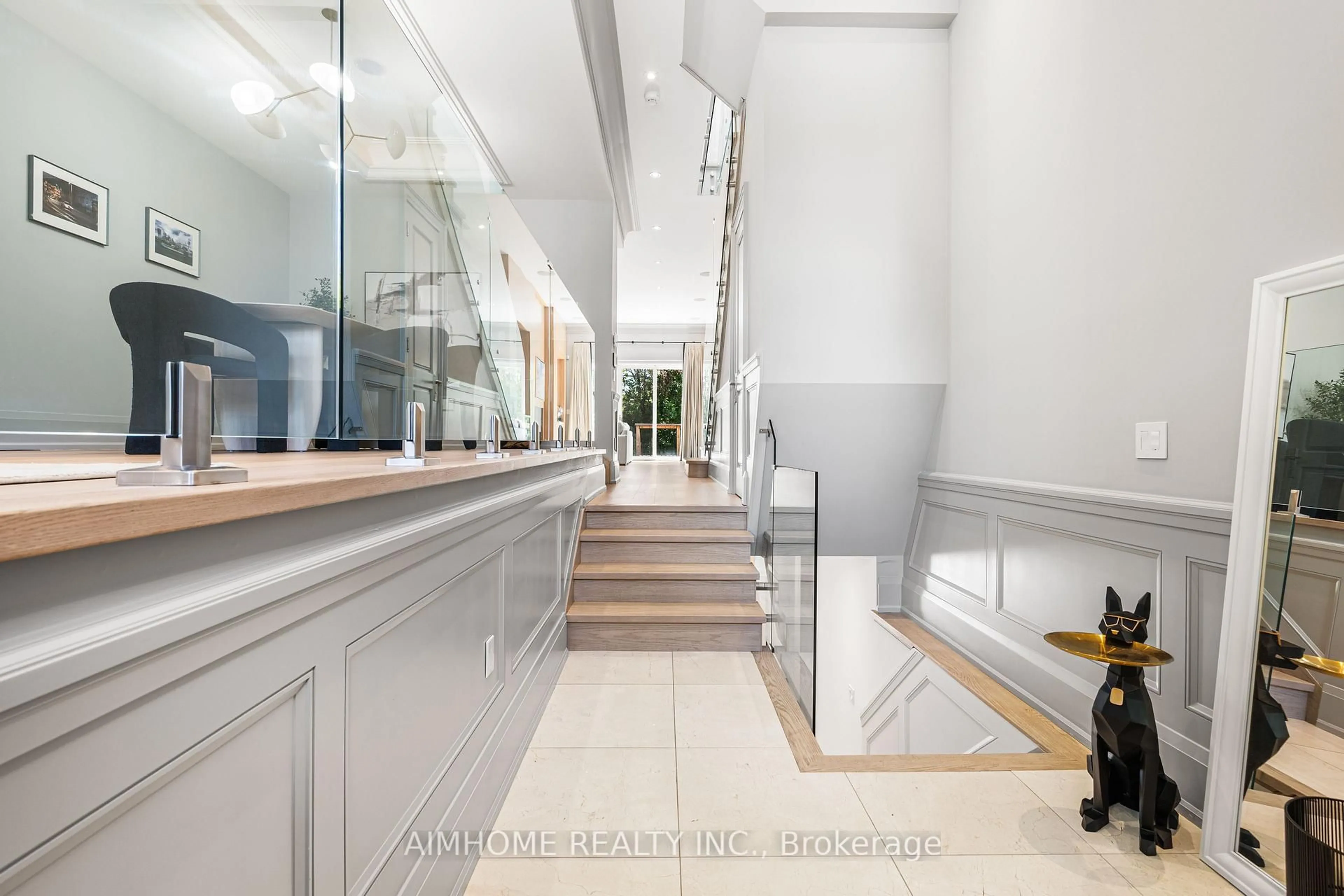 Indoor foyer for 191 Glengarry Ave, Toronto Ontario M5M 1E1
