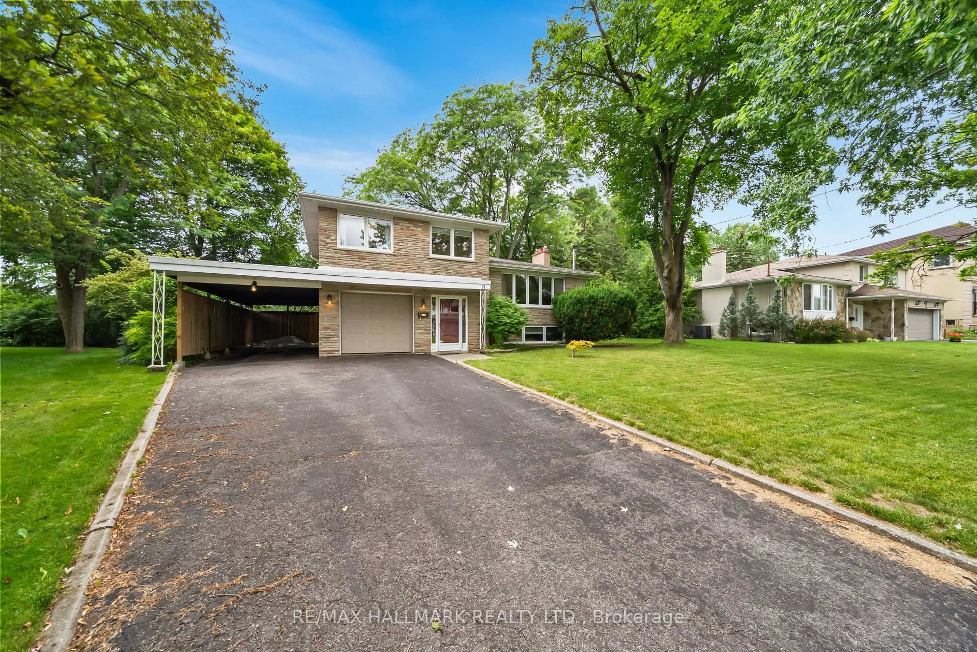 A pic from outside/outdoor area/front of a property/back of a property/a pic from drone, street for 17 Greenyards Dr, Toronto Ontario M2M 2R7