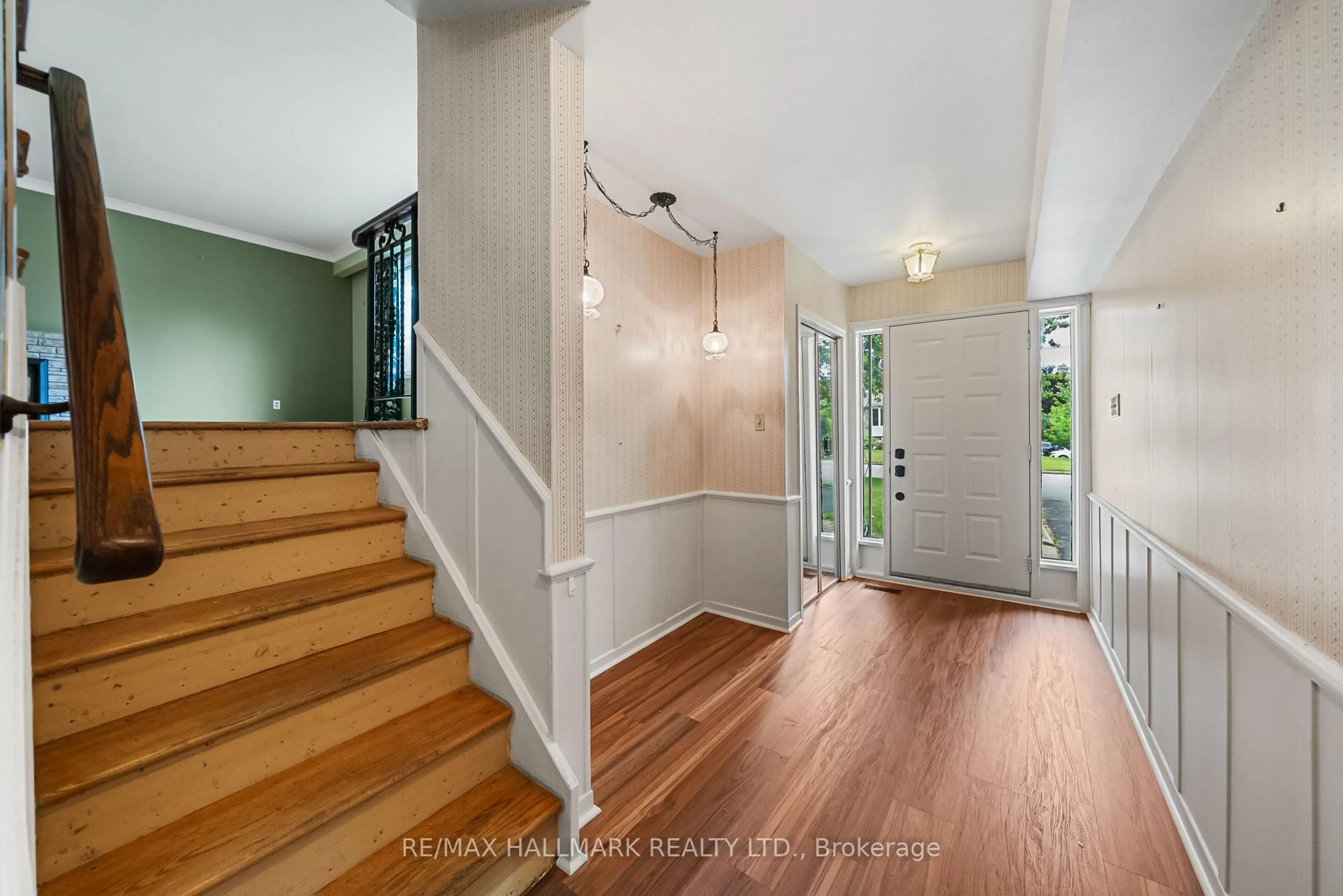 Indoor entryway for 17 Greenyards Dr, Toronto Ontario M2M 2R7
