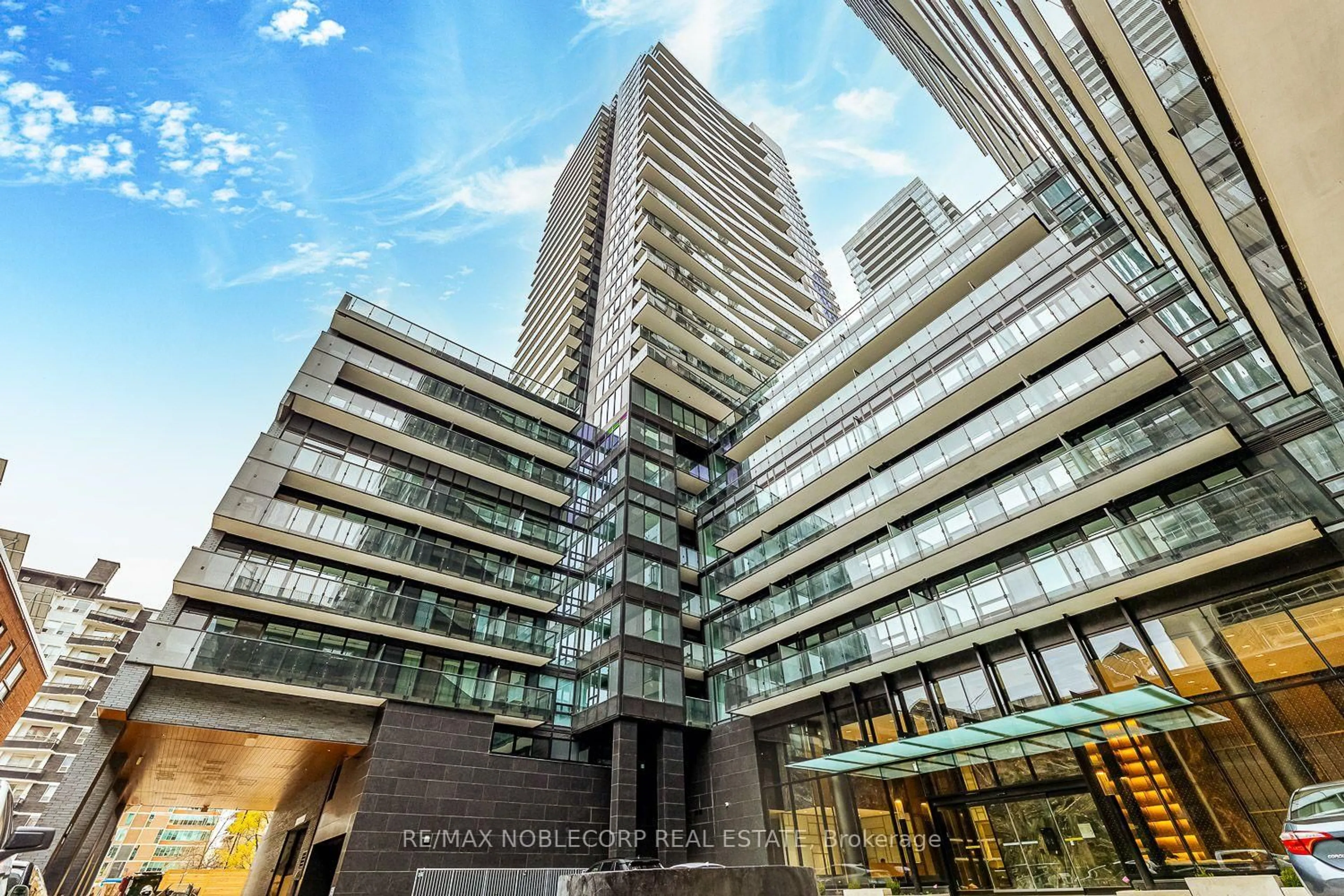Indoor foyer for 117 Broadway Ave #817, Toronto Ontario M4P 1V3
