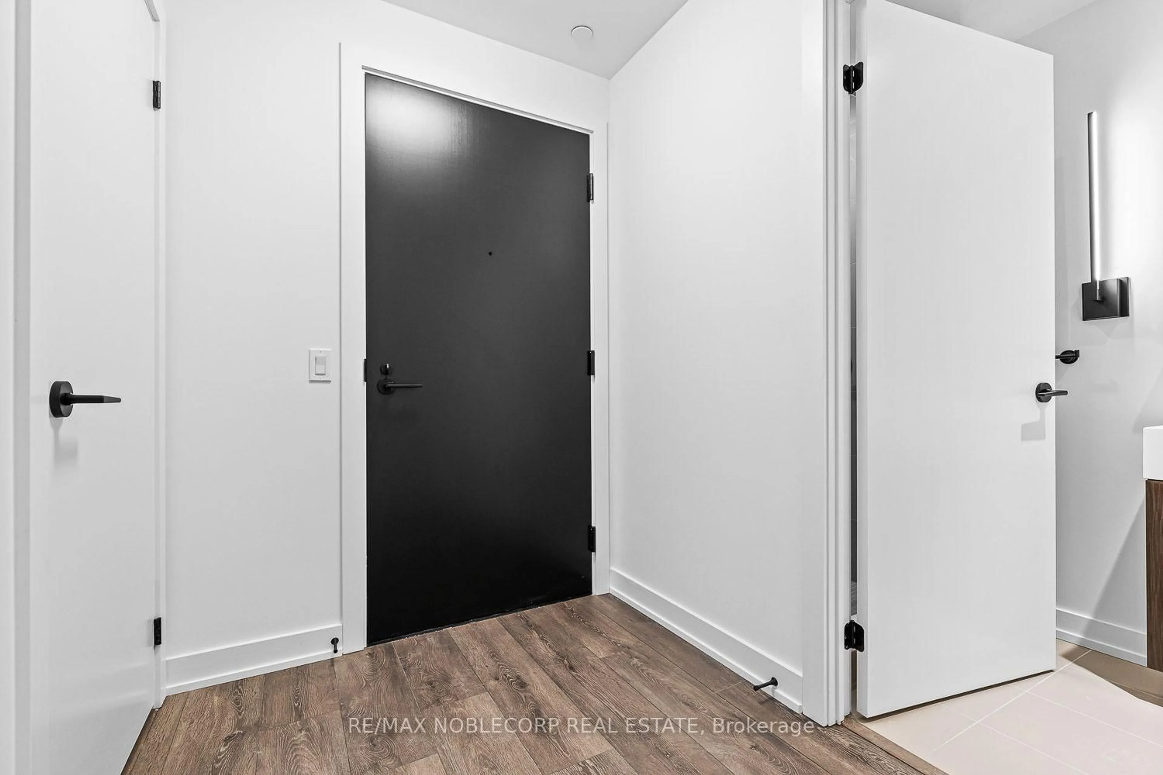 Indoor entryway for 117 Broadway Ave #817, Toronto Ontario M4P 1V3