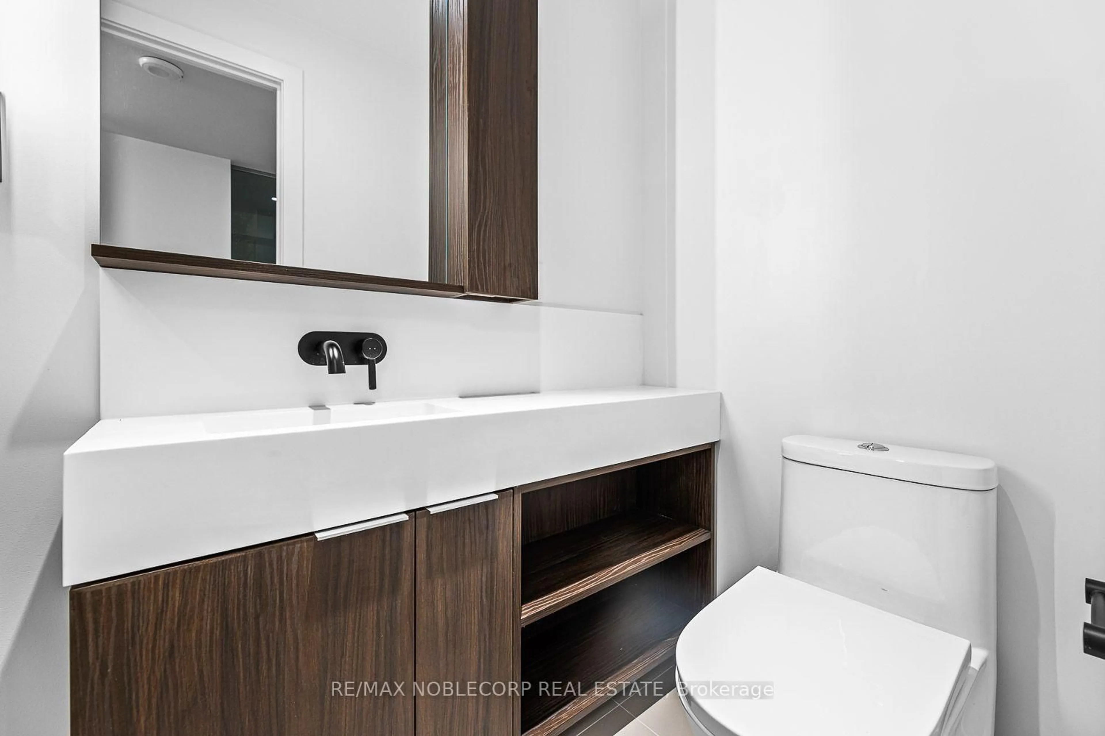 Standard bathroom, unknown for 117 Broadway Ave #817, Toronto Ontario M4P 1V3