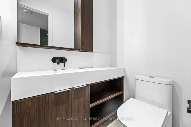 117 Broadway Ave #817, Toronto 4