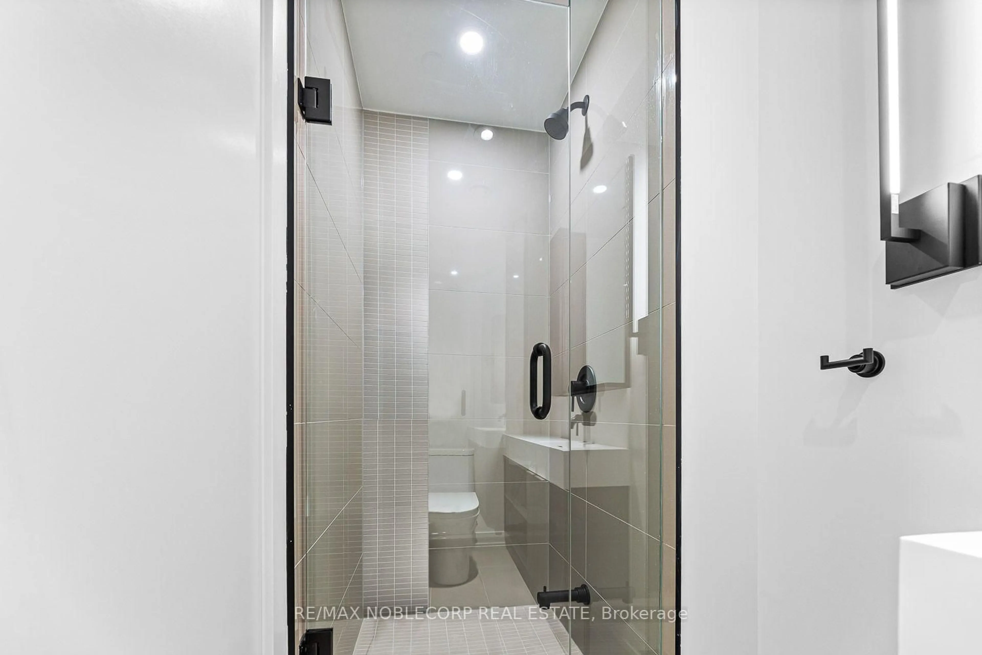 Standard bathroom, ceramic/tile floor for 117 Broadway Ave #817, Toronto Ontario M4P 1V3